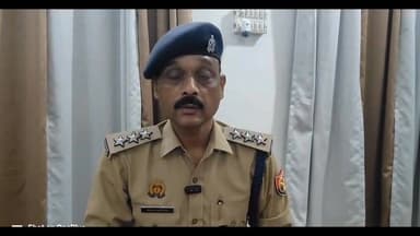 बस कंडक्टर से विवाद के बाद यातायात आरक्षी सोनू यादव लाइन हाजिर, रोडवेज बस स्टैंड पर हुआ था विवाद
देवरिया:
रोडवेज बस स्टैंड पर ड्यूटी के दौरान बस कंडक्टर से हुए विवाद के बाद यातायात पुलिस के आरक्षी सोनू यादव के खिलाफ कार्रवाई की गई है। यातायात विभाग ने लापरवाही मानते हुए आरक्षी को तत्काल प्रभाव से लाइन हाजिर कर दिया है।
जानकारी के अनुसार, 09 जून 2026 को आरक्षी सोनू यादव की ड्यूटी सुबह 6 बजे से दोपहर 2 बजे तक रोडवेज बस स्टैंड पर यातायात व्यवस्था संभालने के लिए लगाई गई थी। सुबह करीब 11:30 बजे रोडवेज की एक बस दक्षिणी गेट से बाहर निकल रही थी, जिसे ड्यूटी पर तैनात आरक्षी ने रोक दिया। इसी बात को लेकर बस के कंडक्टर और आरक्षी के बीच कहासुनी और विवाद हो गया।
मामले की जानकारी मिलने पर विभागीय अधिकारियों ने घटना की समीक्षा की। आरक्षी द्वारा ड्यूटी के दौरान बरती गई लापरवाही को गंभीरता से लेते हुए उसे तत्काल प्रभाव से लाइन हाजिर कर दिया गया।
यातायात क्षेत्राधिकारी सत्येन्द्र राय ने बताया कि घटना के बाद मौके पर शांति व्यवस्था पूरी तरह कायम है और यातायात का संचालन सुचारु रूप से किया जा रहा है। उन्होंने कहा कि अनुशासनहीनता या ड्यूटी में लापरवाही किसी भी स्तर पर बर्दाश्त नहीं की जाएगी।