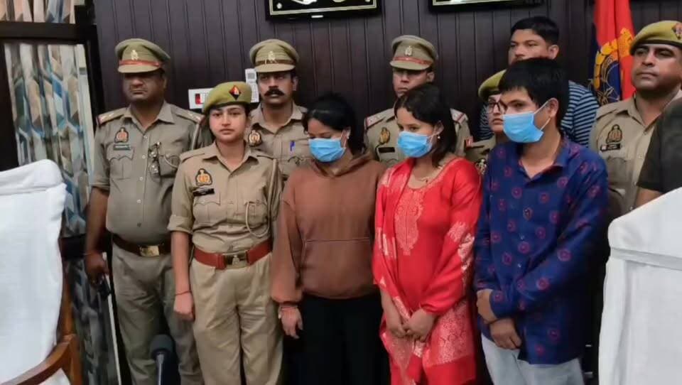 12 करोड़ के जेवर चोरी मामले में 3 आरोपी बिलासपुर से गिरफ्तार
#Rampur #Bilaspur #JewelleryTheft #Hyderabad #PoliceAction #KhabareAbiTakMau #MauNews
रामपुर के बिलासपुर में तेलंगाना, उत्तराखंड और यूपी पुलिस के संयुक्त अभियान में हैदराबाद के 12 करोड़ रुपये के जेवर चोरी मामले के तीन आरोपी गिरफ्तार किए गए हैं। गिरफ्तार आरोपियों में एक नेपाली दंपति और एक महिला शामिल है। पुलिस ने उनके कब्जे से भारी मात्रा में सोने-चांदी के जेवर बरामद किए हैं। आरोपी चोरी के बाद नेपाल भागने की फिराक में थे, लेकिन तकनीकी निगरानी और राज्यों के बीच बेहतर समन्वय से उन्हें बिलासपुर में दबोच लिया गया। पुलिस अब मामले में आगे की पूछताछ और कानूनी कार्रवाई कर रही है।