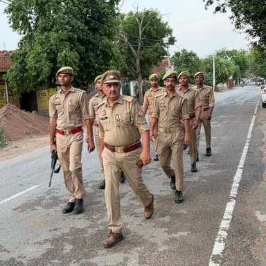 #Etawahpolice
#Footpatrolling
⏭️SSP इटावा @BrijeshS_211 के निर्देशन में थाना चकरनगर पुलिस द्वारा थाना क्षेत्रान्तर्गत शांति व्यवस्था के दृष्टिगत सुरक्षा, शांति, सौहार्द व कानून-व्यवस्था बनाए रखने हेतु प्रमुख बाजारों व मुख्य मार्गो पर पैदल गश्त की गई। https://t.co/Re5Stefc8H
