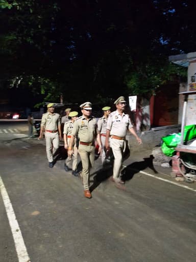 #Etawahpolice
#Footpatrolling
⏭️SSP इटावा @BrijeshS_211 के निर्देशन में थाना भरेह पुलिस द्वारा थाना क्षेत्रान्तर्गत शांति व्यवस्था के दृष्टिगत सुरक्षा, शांति, सौहार्द व कानून-व्यवस्था बनाए रखने हेतु प्रमुख बाजारों व मुख्य मार्गो पर पैदल गश्त की गई। https://t.co/AsiIHCUFTY