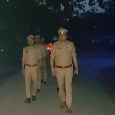 #Etawahpolice
#Footpatrolling
⏭️SSP इटावा @BrijeshS_211 के निर्देशन में थाना बलरई पुलिस द्वारा थाना क्षेत्रान्तर्गत शांति व्यवस्था के दृष्टिगत सुरक्षा, शांति, सौहार्द व कानून-व्यवस्था बनाए रखने हेतु प्रमुख बाजारों व मुख्य मार्गो पर पैदल गश्त की गई। https://t.co/LXU5Kgy91u