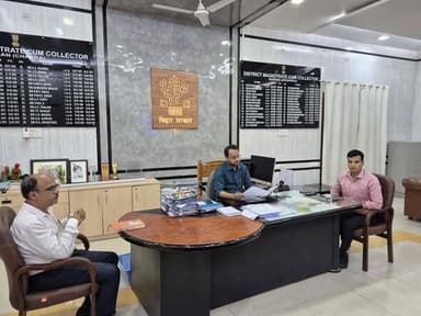 ◆◆ *संभावित बाढ़ एवं जलजनित बीमारियों की रोकथाम को लेकर जिला स्तरीय तैयारियों की समीक्षा, सभी विभागों को अग्रिम तैयारी सुनिश्चित करने का निर्देश*
छपरा, 09 जून 2026
◆ संभावित बाढ़ एवं उसके उपरांत उत्पन्न होने वाली जलजनित बीमारियों की रोकथाम तथा राहत एवं बचाव कार्यों की समुचित तैयारी सुनिश्चित करने के उद्देश्य से गठित समिति की बैठक आज जिलाधिकारी सारण श्री वैभव श्रीवास्तव की अध्यक्षता में आयोजित की गई।
◆ बैठक में जिले के सभी बाढ़ संभावित क्षेत्रों में पूर्व तैयारी, आवश्यक संसाधनों की उपलब्धता, स्वास्थ्य सेवाओं की सुदृढ़ व्यवस्था तथा तटबंधों की सुरक्षा से संबंधित विभिन्न बिंदुओं पर विस्तृत समीक्षा की गई।
◆ बैठक में जिलाधिकारी ने सिविल सर्जन को निर्देश दिया कि जिले के सभी 17 संभावित बाढ़ प्रभावित प्रखंडों में उपलब्ध चिकित्सा संसाधनों का तत्काल आकलन कर आवश्यक तैयारियां सुनिश्चित की जाएं। उन्होंने कहा कि बाढ़ की स्थिति में स्वास्थ्य सेवाओं की निरंतर उपलब्धता अत्यंत महत्वपूर्ण होती है, इसलिए सभी आवश्यक जीवनरक्षक दवाओं एवं चिकित्सा सामग्रियों का पर्याप्त भंडारण पूर्व से ही सुनिश्चित किया जाए।
◆ जिलाधिकारी ने विशेष रूप से निर्देश दिया कि हैलोजन टैबलेट, ब्लीचिंग पाउडर, चूना (लाइम पाउडर), सर्पदंश उपचार हेतु एंटी स्नेक वेनम सहित सभी आवश्यक दवाओं एवं चिकित्सा सामग्रियों की पर्याप्त मात्रा प्रत्येक बाढ़ संभावित प्रखंड में उपलब्ध रहे। साथ ही सभी स्वास्थ्य संस्थानों एवं भंडारों में उपलब्ध दवाओं का भौतिक सत्यापन (स्टॉक वेरिफिकेशन) अग्रिम रूप से पूर्ण कर लिया जाए ताकि आवश्यकता पड़ने पर किसी प्रकार की कमी उत्पन्न न हो।
◆ बैठक में संभावित बाढ़ की स्थिति में चिकित्सा सेवाओं की निर्बाध उपलब्धता सुनिश्चित करने हेतु बोट एम्बुलेंस की व्यवस्था की भी समीक्षा की गई। जिलाधिकारी ने निर्देश दिया कि बोट एम्बुलेंस के संचालन हेतु उपयुक्त स्थानों का चयन पूर्व में ही कर लिया जाए तथा आवश्यकतानुसार चिकित्सकों एवं पैरामेडिकल कर्मियों की प्रतिनियुक्ति भी समय रहते सुनिश्चित कर ली जाए, ताकि बाढ़ग्रस्त क्षेत्रों में आपातकालीन स्वास्थ्य सेवाएं प्रभावी रूप से उपलब्ध कराई जा सकें।
◆ जिलाधिकारी ने आपदा के दौरान राहत एवं बचाव कार्यों के लिये आवश्यक संख्या में लाइफ जैकेट की खरीद एवं उपलब्धता समय पर सुनिश्चित करने का निदेश दिया तथा उन्हें विभिन्न बाढ़ प्रभावित एवं संवेदनशील प्रखंडों में पूर्व से उपलब्ध कराने को कहा।
◆ बैठक में तटबंधों की सुरक्षा व्यवस्था की भी विस्तार से समीक्षा की गई। जिलाधिकारी ने कार्यपालक अभियंता, बाढ़ नियंत्रण प्रमंडल को निर्देश दिया कि सभी चिन्हित संवेदनशील एवं बाढ़ प्रभावित स्थलों पर जियो बैग, बालू, रस्सी सहित आवश्यक फ्लड फाइटिंग सामग्रियों का पर्याप्त भंडारण अग्रिम रूप से सुनिश्चित किया जाए। उन्होंने कहा कि संभावित आपदा की स्थिति में त्वरित कार्रवाई के लिए सभी आवश्यक संसाधन पहले से उपलब्ध रहना आवश्यक है।
◆ जिलाधिकारी ने यह भी निर्देश दिया कि तटबंधों की सुरक्षा की नियमित निगरानी की जाए तथा किसी भी प्रकार की क्षति, रिसाव अथवा कमजोर बिंदुओं की सूचना प्राप्त होने पर तत्काल आवश्यक मरम्मत एवं सुरक्षात्मक कार्रवाई की जाए। उन्होंने संबंधित अभियंताओं को संवेदनशील स्थलों का नियमित निरीक्षण करने तथा सतत मॉनिटरिंग बनाए रखने का निर्देश दिया।
◆ जिलाधिकारी ने निर्देश दिया कि संभावित बाढ़ के दौरान सुरक्षित पेयजल उपलब्ध कराने तथा जलजनित रोगों की रोकथाम हेतु सभी आवश्यक कदम पूर्व से सुनिश्चित किए जाएं। उन्होंने संबंधित विभागों को आपसी समन्वय के साथ कार्य करने का निर्देश देते हुए कहा कि बाढ़ पूर्व तैयारियों में किसी प्रकार की शिथिलता स्वीकार्य नहीं होगी।
◆ बैठक में उप विकास आयुक्त, अपर समाहर्ता (विधि-व्यवस्था), सिविल सर्जन, पुलिस उपाधीक्षक (मुख्यालय), कार्यपालक अभियंता बाढ़ नियंत्रण प्रमंडल, कार्यपालक अभियंता लोक स्वास्थ्य अभियंत्रण विभाग सहित विभिन्न विभागों से संबंधित अन्य पदाधिकारी उपस्थित थे।
#FloodPrevention
#meeting
#DM
#saran
#chapra
Information & Public Relations Department, Government of Bihar