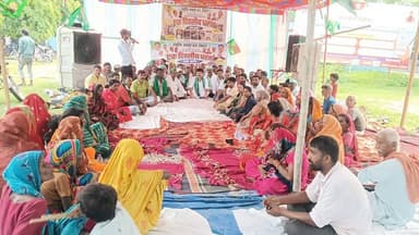 रानीगंज में गरजे राजद कार्यकर्ता, कहा- "नीतीश सरकार में अपराधी बेलगाम, बेटियाँ असुरक्षित, अब होगी आर-पार की लड़ाई!"**
### **ब्यूरो रिपोर्ट संवदिया न्यूज रानीगंज (अररिया)**
**रानीगंज (अररिया):** बिहार में बढ़ती महंगाई, बेरोजगारी, ध्वस्त कानून व्यवस्था और भ्रष्टाचार के खिलाफ राष्ट्रीय जनता दल (राजद) ने सरकार के खिलाफ मोर्चा खोल दिया है। मंगलवार को रानीगंज प्रखंड मुख्यालय में प्रखंड अध्यक्ष चंदन कुमार सिंह के नेतृत्व में एक दिवसीय विशाल धरना-प्रदर्शन का आयोजन किया गया, जिसमें भारी संख्या में राजद नेताओं और कार्यकर्ताओं ने हिस्सा लेकर सरकार विरोधी नारे लगाए।
कार्यक्रम को संबोधित करते हुए राजद प्रखंड अध्यक्ष चंदन कुमार सिंह ने राज्य सरकार पर तीखा हमला बोला। उन्होंने कहा:
> "वर्तमान में बिहार की सरकार पूरी तरह तानाशाह बन बैठी है। सूबे में कानून व्यवस्था नाम की कोई चीज नहीं रह गई है। सरकार लगातार सुशासन की दुहाई दे रही है, जबकि हकीकत यह है कि इसी सुशासन की सरकार में बेटियों की अस्मत खुलेआम लूटी जा रही है। शराबबंदी के नाम पर सिर्फ खानापूर्ति का खेल चल रहा है और अपराधी बिल्कुल बेलगाम हो चुके हैं।"
>
### **"मुद्दों से भटकाने के लिए राबड़ी आवास पर हो रही राजनीति"**
धरना प्रदर्शन में मौजूद राजद नेता सौरभ राणा, सोनी साहा, पिंटू मेहता, इन्द्रानंद सिंह, उमेश सिंह, राशीद रूमी और नगर अध्यक्ष टिंकू पासवान ने भी सरकार को आड़े हाथों लिया। नेताओं ने संयुक्त रूप से कहा कि बिहार में इस वक्त महंगाई, बेरोजगारी, लूट और हत्या का ग्राफ चरम पर है। शिक्षा व्यवस्था बदहाल हो चुकी है और बिना चढ़ावे (भ्रष्टाचार) के कोई काम नहीं हो रहा है।
नेताओं ने आरोप लगाया कि:
* सरकार का ध्यान जनता की इन मूलभूत समस्याओं पर बिल्कुल नहीं है।
* सत्ता में बैठे लोग सिर्फ और सिर्फ लालू परिवार के खिलाफ बयानबाजी करके अपनी राजनीति चमका रहे हैं।
* आम जनता को महंगाई और बेरोजगारी जैसे मुख्य मुद्दों से भटकाने के लिए राबड़ी आवास को खाली करवाने जैसी घटिया राजनीति की जा रही है।
राजद नेताओं ने साफ शब्दों में चेतावनी देते हुए कहा कि पार्टी अब चुप बैठने वाली नहीं है और जनता के हक के लिए सड़क से सदन तक आर-पार की लड़ाई लड़ेगी।
### **धरने में उमड़ा जनसैलाब**
इस एक दिवसीय धरने में स्थानीय जनप्रतिनिधियों और कार्यकर्ताओं का भारी हुजूम देखने को मिला। कार्यक्रम में मुख्य रूप से मुखिया दयानंद राम, बेचन यादव, प्रो. सिद्दीक, डेविड कुमार, मंटू यादव, अनुराग यादव, सौरभ यादव सहित सैकड़ों की संख्या में लोग शामिल हुए और सरकार के खिलाफ आक्रोश जताया।
#viralnews #rjdnews #RjdBihar #LaluYadav #RabriDevi #TejashwiYadav #RaniganjNews #ArariaNews