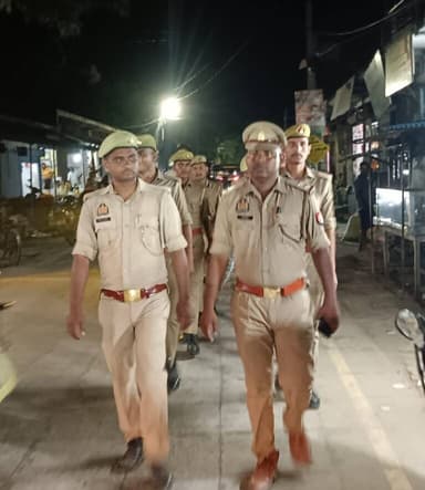 #SPDeoria के निर्देशन में जनपद में शांति एवं कानून-व्यवस्था व आमजन की सुरक्षा के दृष्टिगत #थाना_बनकटा पुलिस द्वारा थाना क्षेत्र में संदिग्ध व्यक्तियों/वाहनों की गहनता से चेकिंग करते हुए पैदल गश्त/भ्रमण किया जा रहा है।
@Uppolice
@dgpup
@AdgGkr
@adgzonegkr
@diggorakhpur https://t.co/t5oewJx6S0