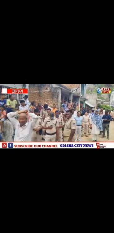 Slug :-
ପ୍ରଶାସନ ପକ୍ଷରୁ ମଙ୍ଗଳପୁର ଗାଁ ମଝିରେ ବୁଲିଲା ବୁଲ ଡୋଜର l ମଦ ଦୋକାନ ନଭାଙ୍ଗିବାରୁ ଗ୍ରାମବାସୀଙ୍କ ବିରୋଧ l
Date :-୦୯/୦୬/୨୬
ଆଙ୍କର :-
ମଙ୍ଗଳପୁର ର ସାହି ମଝିରେ ସରକାରୀ ଯାଗା ରେ ଗଢି ଉଠିଥିବା ଘର, ଦୋକାନ, ପାଇଖାନା ଘରକୁ ଭାଙ୍ଗିଲା ପ୍ରଶାସନ l ହେଲେ ଗାଁ ମଝିରେ ମଦ ଦୋକାନ ଏବଂ ତାକୁ ପଟା ପ୍ରଦାନ ନେଇ ଗ୍ରାମବାସୀ ପକ୍ଷରୁ ବିରୋଧ ର ସମ୍ମୁଖୀନ ହେଲା ଅଧିକାରୀ l
ପୂର୍ବରୁ କୁଆଡେ ମୋଟ ୧୬ ଜଣଙ୍କୁ ନୋଟିସ ହେଉଥିବା ବେଳେ ଏବେ କିନ୍ତୁ ୦୯ ଜଣଙ୍କ ନାମରେ ଭାଙ୍ଗିବାକୁ ନୋଟିସ ହୋଇଛି l
ମଦ ଦୋକାନ କୁ ଅଧିକାରୀ ଦେଲେ ପଟା ଗରିବ ର ଭାଙ୍ଗିଲେ କୋଠା l ଘଟଣା ସ୍ଥଳରେ ତହସିଲଦାର ସଂଗୀତା ସେନ, ଅତିରିକ୍ତ ତହସିଲଦାର ଅମରେଶ ସାବତ, ଏସ ଡି ପି ଓ ସୌରଭ ରଞ୍ଜନ ପ୍ରଧାନ,ଥାନା ଅଧିକାରୀ ସୁଧୀର ସାହୁ ସମେତ ତହସିଲ ଟିମ ଏବଂ ପୋଲିସ କର୍ମଚାରୀ ଉପସ୍ଥିତ ରହିଥିଲେ l
ଆସିକାରୁ ହରିହର ପାଢ଼ୀଙ୍କର ରିପୋର୍ଟ