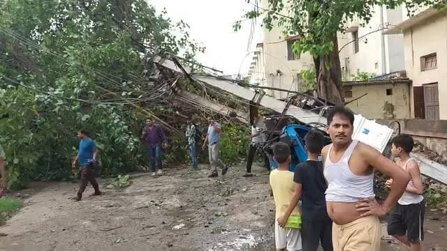 🚨🌪️ बेगूसराय में तबाही का मंजर!
आंधी-तूफान ने मचाया कहर 🌩️
दर्जनों इलाकों में विशालकाय पेड़ गिरने से हालात बेकाबू 😱🌳
🚧 सड़कें पूरी तरह जाम
🚗 यातायात ठप, लोगों की मुश्किलें बढ़ीं
⚠️ सावधान रहें, सुरक्षित रहें!
मौसम का ये खतरनाक रूप अभी और डराने वाला हो सकता है...
#usareels #usa #USAToday #usanews #Matihani #pangachi #teghra
#Begusarai #StormAlert #BreakingNews #BiharNews #WeatherUpdate #Alert #StaySafe #तूफान #breakingcycles
