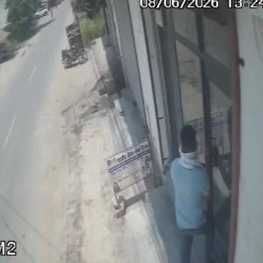 यमुनानगर ब्रेकिंग 50 सेकेंड में 70 हजार चोरी,पड़ोसियों ने देखा तो छत से कूदकर भागा चोर,
50 सेकेंड 70 हजार और छत से छलांग।।।
#Yamunanagar #CCTVTheft #BreakingNews #CrimeNews #ViralVideo #HaryanaNews #TheftCaughtOnCamera #AKNewsHaryana #CrimeAlert #TrendingNews