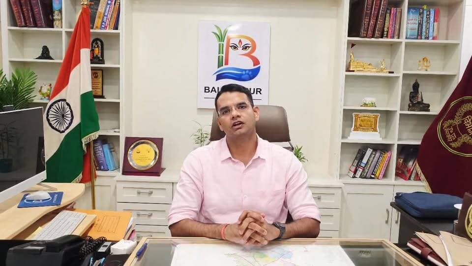 बलरामपुर में खरीफ फसल सीजन को लेकर जिलाधिकारी डॉ. विपिन कुमार जैन की किसानों से विशेष अपील।
डीएम ने कृषक बंधुओं से कहा कि उर्वरकों की उपलब्धता पर्याप्त है, इसलिए किसी भी प्रकार की अफवाहों पर ध्यान न दें और आवश्यकता अनुसार ही उर्वरक खरीदें। प्रशासन द्वारा किसानों को सुगमतापूर्वक उर्वरक उपलब्ध कराने के लिए सभी आवश्यक व्यवस्थाएं सुनिश्चित की जा रही हैं।
किसान भाई अधिकृत विक्रेताओं से ही उर्वरक खरीदें तथा किसी भी समस्या की जानकारी संबंधित कृषि विभाग को दें।
#बलरामपुर #DMBalrampur #DrVipinKumarJain #Kharif2026 #उर्वरकवितरण #किसानहित #कृषिविभाग #BalrampurNews #UPNews #Farmers #KharifSeason #FertilizerDistribution #upnewsउत्तरप्रदेशबलरामपुर