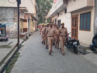 #BijnorPolice
थाना किरतपुर पुलिस द्वारा थाना क्षेत्रान्तर्गत शांति एवं कानून व्यवस्था सुदृढ़ बनाए रखने तथा आमजन में सुरक्षा की भावना जागृत करने के उद्देश्य से मुख्य मार्गों एवं भीड़-भाड़ वाले क्षेत्रों में पैदल गश्त की गई।
#UPPolice https://t.co/FFUSB6vZ4W