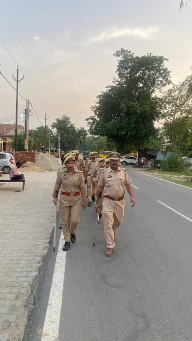#BijnorPolice
थाना हल्दौर पुलिस द्वारा थाना क्षेत्रान्तर्गत शांति एवं कानून व्यवस्था सुदृढ़ बनाए रखने तथा आमजन में सुरक्षा की भावना जागृत करने के उद्देश्य से मुख्य मार्गों एवं भीड़-भाड़ वाले क्षेत्रों में पैदल गश्त की गई।
#UPPolice https://t.co/PcufEgZdb3