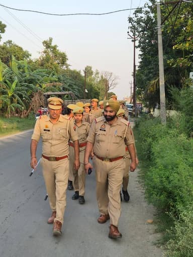 #BijnorPolice
थाना नगीना देहात पुलिस द्वारा थाना क्षेत्रान्तर्गत शांति एवं कानून व्यवस्था सुदृढ़ बनाए रखने तथा आमजन में सुरक्षा की भावना जागृत करने के उद्देश्य से मुख्य मार्गों एवं भीड़-भाड़ वाले क्षेत्रों में पैदल गश्त की गई।
#UPPolice https://t.co/JZ4N5vbnhP
