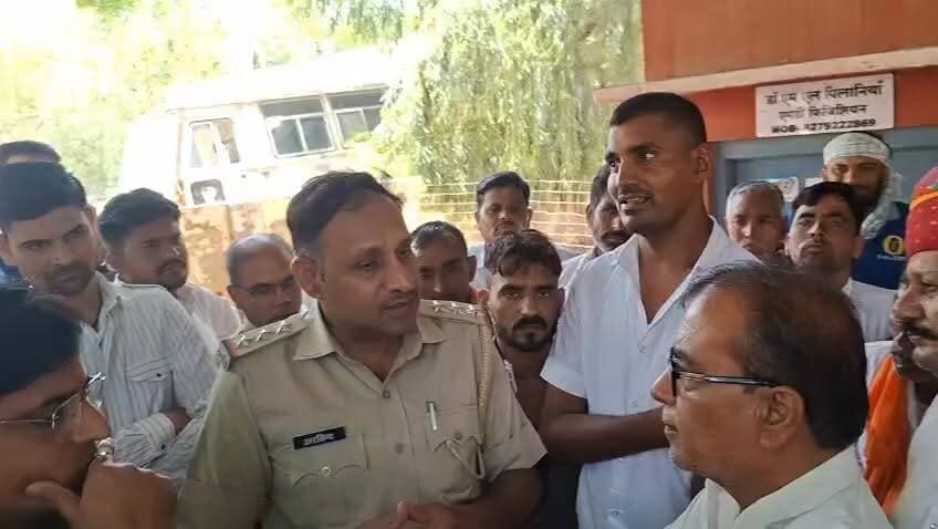 #नोखा के पांचू थाने के काहिरा गांव के 6 वर्षीय बालक पवन नाथ की संदिग्ध मृत्यु मामले में तीसरे दिन भी जारी रहा धरना, नोखा जिला अस्पताल मोर्चरी के बाहर प्रशासन से वार्ता कर सर्वमान्य समाधान निकालने की कोशिश