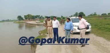 सुपौल DM सावन कुमार व SP शरथ आर.एस भी घटनास्थल पर पहुंचे; अधिकारियों को नियमित नाव संचालन का इंस्पेक्शन व निगरानी करने का निर्देश।
Supaul, Bihar - सुपौल - बिहार Supaul Police Viral99 सुपौल पुलिस District Administration Supaul