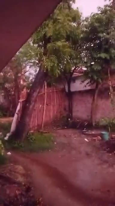 तेज आंधी के साथ मौसम बदला।