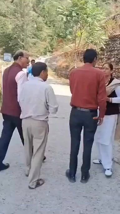 नरेंद्रनगर निकाय चुनाव के दौरान मंत्री सुबोध उनियाल के मतदान कक्ष पहुंचने पर यूकेडी कार्यकर्ताओं ने विरोध जताया। देखते ही देखते तीखी नोंकझोंक शुरू हो गई और माहौल गरमा गया।
घटना का वीडियो अब सोशल मीडिया पर तेजी से वायरल हो रहा है।
🎥 देखें पूरा वीडियो...
#subodhuniyal
#trendingnow
#UKD
#Narendranagar
#Tehri
#Uttarakhand
#NikayChunav
#viralvideochallenge #uttranews