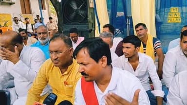राजद का सरकार के खिलाफ हल्ला बोल! एकदिवसीय धरना प्रदर्शन। पेपर लीक, महंगाई, बेरोजगारी जैसे मुद्दे रहे शामिल।
#RjdBihar #prashantkishor #बिहार #कांग्रेस #BJPGovernment #RJD #JDU #BJP4IND