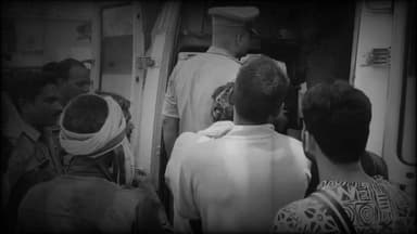 मनैया घाट पर दर्दनाक हादसा, गंगा में डूबे दो सगे भाई
नहाने गए किशोरों की मौत से गांव में पसरा मातम
प्रयागराज में गहरे पानी ने छीनी दो मासूम जिंदगियां, परिवार पर टूटा दुखों का पहाड़
✒️रिपोर्ट राजेश सोनकर प्रयागराज
प्रयागराज के करछना क्षेत्र में मंगलवार सुबह एक दर्दनाक हादसे ने पूरे इलाके को झकझोर कर रख दिया। गंगा स्नान के दौरान दो सगे भाइयों की डूबने से मौत हो गई, जबकि एक अन्य किशोर को स्थानीय लोगों ने सुरक्षित बचा लिया। इस घटना के बाद परिवार में कोहराम मच गया है और पूरे गांव में शोक की लहर दौड़ गई है।
मनैया घाट पर नहाते समय हुआ हादसा
प्राप्त जानकारी के अनुसार, करछना तहसील क्षेत्र के थाना औद्योगिक क्षेत्र अंतर्गत स्थित मनैया घाट पर मंगलवार सुबह करीब 9:30 बजे मुंगारी गांव के सल्दी का पूरा निवासी राजन यादव (16) और उसका छोटा भाई अभिषेक यादव (13) एक अन्य किशोर के साथ गंगा स्नान के लिए पहुंचे थे।
नहाते समय तीनों किशोर अचानक गहरे पानी की ओर चले गए और डूबने लगे। घटना को देख घाट पर मौजूद लोगों में अफरा-तफरी मच गई। बच्चों को बचाने के प्रयास में परिवार का एक सदस्य भी गंगा में कूद पड़ा, लेकिन वह भी पानी के तेज बहाव और गहराई में फंस गया।
ग्रामीणों ने शुरू किया बचाव अभियान
घटना की जानकारी मिलते ही स्थानीय ग्रामीण और गोताखोर मौके पर पहुंच गए। काफी प्रयासों के बाद एक युवक और एक किशोर को सुरक्षित बाहर निकाल लिया गया, लेकिन दोनों सगे भाई गहरे पानी में समा गए।
सूचना पर पुलिस टीम भी मौके पर पहुंची और स्थानीय गोताखोरों की मदद से खोजबीन शुरू की गई। घंटों चले रेस्क्यू अभियान के बाद दोनों किशोरों के शव बरामद कर लिए गए।
परिवार पर टूटा दुखों का पहाड़
मृतक राजन यादव जीवन ज्योति पब्लिक स्कूल, भीरपुर में कक्षा आठ का छात्र था, जबकि उसका छोटा भाई अभिषेक यादव कक्षा छह में अध्ययनरत था। दोनों भाइयों की असामयिक मौत से परिवार पूरी तरह टूट गया है।
पिता चालक का कार्य करते हैं, जबकि मां ममता देवी का रो-रोकर बुरा हाल है। परिवार में एक अन्य भाई अनुराग भी है। गांव वालों के अनुसार दोनों बच्चे बेहद मिलनसार और सरल स्वभाव के थे।
पुलिस ने दी जानकारी
एसीपी करछना सुनील कुमार सिंह ने बताया कि सूचना मिलते ही पुलिस तत्काल मौके पर पहुंची थी। स्थानीय गोताखोरों की सहायता से दोनों किशोरों के शवों को बाहर निकाला गया।
पुलिस के अनुसार परिजनों ने पोस्टमार्टम कराने से इनकार कर दिया और आवश्यक औपचारिकताओं के बाद शवों को अंतिम संस्कार के लिए अपने साथ ले गए।
वायरल फैक्ट
घटना के बाद सोशल मीडिया पर मनैया घाट की तस्वीरें और जानकारी तेजी से वायरल हो रही है। लोग गहरे जल क्षेत्रों में सुरक्षा इंतजामों की कमी और चेतावनी संकेतकों की आवश्यकता पर सवाल उठा रहे हैं।
मनैया घाट पर हुआ यह हादसा एक बार फिर जलाशयों और नदियों में स्नान के दौरान बरती जाने वाली सावधानियों की अहमियत को सामने लाता है। दो मासूम भाइयों की मौत ने पूरे क्षेत्र को शोक में डुबो दिया है। यह घटना परिवारों, प्रशासन और समाज के लिए एक गंभीर चेतावनी भी है कि नदी घाटों पर सुरक्षा व्यवस्था और जनजागरूकता को और मजबूत किया जाए।
संदेश:"एक छोटी सी सावधानी कई जिंदगियां बचा सकती है। जल सुरक्षा केवल प्रशासन की नहीं, समाज की भी सामूहिक जिम्मेदारी है।"
👇👇
#PrayagrajNews
#Karchhana
#GangaRiver
#ManyaGhat
#DrowningCase
#AccidentNews
#UPPolice
#PrayagrajPolice
#ACPKarchhana
👇👇👇👇
@dgpup
@UPGovt
@RSSorg
@Uppolice
@wpl1090
@RSSgeet
@MIB_India
@PMOIndia
@HMOIndia
@VHPDigital
@CMOUP_RC
@myogioffice
@InfoDeptUP
@CMOfficeUP
@ChiefSecyUP
@MahantYogiG
@ChiefSecyUP
@BajrangDalOrg
@myogiadityanath
@112UttarPradesh
@UPPViralCheck
@UpPolicemitra
@prayagraj_pol
@ADGZonPrayagraj
@DM_PRAYAGRAJ
@CommissionerPrg
@NigamPrayagraj
@Prayagraj_TP
@PROdefprayagraj
👇👇
🟥 ND NEWS | दैनिक निष्पक्ष धारा
मुख्य संपादक/संस्थापक:राजन सिंह हाड़ा
सह-संपादक:शालिनी सिंह भदौरिया
✒️ रिपोर्ट:राजेश सोनकर
📍 कार्यालय-3: U158, हीरा स्वीट्स के पास, विकास मार्ग, लक्ष्मी नगर, पूर्वी दिल्ली, पिन कोड – (110092) (NCR)
📍 कार्यालय-2: विधानसभा रोड, बर्लिंगटन चौराहा, लखनऊ (226001) (UP)
📍 कार्यालय-1: 1/1 अटल बिहारी चौराहा, नियर बर्मा चौराहा, फतेहपुर (212601) (UP)
📅 दिनांक: 09 जून 2026
📆 दिन: मंगलवार
📧 Email: ndnewschannel@gmail.com
📞 मोबाइल: 9696119696
👇👇👇
अस्वीकरण: यह समाचार उपलब्ध स्थानीय जानकारी, प्रत्यक्षदर्शियों के बयान एवं पुलिस द्वारा साझा तथ्यों पर आधारित है। किसी भी अतिरिक्त तथ्य या जांच रिपोर्ट के आधार पर स्थिति में परिवर्तन संभव है।