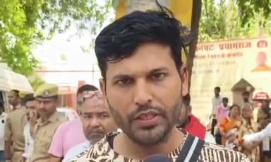 मनैया घाट पर दर्दनाक हादसा, गंगा में डूबे दो सगे भाई
नहाने गए किशोरों की मौत से गांव में पसरा मातम
प्रयागराज में गहरे पानी ने छीनी दो मासूम जिंदगियां, परिवार पर टूटा दुखों का पहाड़
✒️रिपोर्ट राजेश सोनकर प्रयागराज
प्रयागराज के करछना क्षेत्र में मंगलवार सुबह एक दर्दनाक हादसे ने पूरे इलाके को झकझोर कर रख दिया। गंगा स्नान के दौरान दो सगे भाइयों की डूबने से मौत हो गई, जबकि एक अन्य किशोर को स्थानीय लोगों ने सुरक्षित बचा लिया। इस घटना के बाद परिवार में कोहराम मच गया है और पूरे गांव में शोक की लहर दौड़ गई है।
मनैया घाट पर नहाते समय हुआ हादसा
प्राप्त जानकारी के अनुसार, करछना तहसील क्षेत्र के थाना औद्योगिक क्षेत्र अंतर्गत स्थित मनैया घाट पर मंगलवार सुबह करीब 9:30 बजे मुंगारी गांव के सल्दी का पूरा निवासी राजन यादव (16) और उसका छोटा भाई अभिषेक यादव (13) एक अन्य किशोर के साथ गंगा स्नान के लिए पहुंचे थे।
नहाते समय तीनों किशोर अचानक गहरे पानी की ओर चले गए और डूबने लगे। घटना को देख घाट पर मौजूद लोगों में अफरा-तफरी मच गई। बच्चों को बचाने के प्रयास में परिवार का एक सदस्य भी गंगा में कूद पड़ा, लेकिन वह भी पानी के तेज बहाव और गहराई में फंस गया।
ग्रामीणों ने शुरू किया बचाव अभियान
घटना की जानकारी मिलते ही स्थानीय ग्रामीण और गोताखोर मौके पर पहुंच गए। काफी प्रयासों के बाद एक युवक और एक किशोर को सुरक्षित बाहर निकाल लिया गया, लेकिन दोनों सगे भाई गहरे पानी में समा गए।
सूचना पर पुलिस टीम भी मौके पर पहुंची और स्थानीय गोताखोरों की मदद से खोजबीन शुरू की गई। घंटों चले रेस्क्यू अभियान के बाद दोनों किशोरों के शव बरामद कर लिए गए।
परिवार पर टूटा दुखों का पहाड़
मृतक राजन यादव जीवन ज्योति पब्लिक स्कूल, भीरपुर में कक्षा आठ का छात्र था, जबकि उसका छोटा भाई अभिषेक यादव कक्षा छह में अध्ययनरत था। दोनों भाइयों की असामयिक मौत से परिवार पूरी तरह टूट गया है।
पिता चालक का कार्य करते हैं, जबकि मां ममता देवी का रो-रोकर बुरा हाल है। परिवार में एक अन्य भाई अनुराग भी है। गांव वालों के अनुसार दोनों बच्चे बेहद मिलनसार और सरल स्वभाव के थे।
पुलिस ने दी जानकारी
एसीपी करछना सुनील कुमार सिंह ने बताया कि सूचना मिलते ही पुलिस तत्काल मौके पर पहुंची थी। स्थानीय गोताखोरों की सहायता से दोनों किशोरों के शवों को बाहर निकाला गया।
पुलिस के अनुसार परिजनों ने पोस्टमार्टम कराने से इनकार कर दिया और आवश्यक औपचारिकताओं के बाद शवों को अंतिम संस्कार के लिए अपने साथ ले गए।
वायरल फैक्ट
घटना के बाद सोशल मीडिया पर मनैया घाट की तस्वीरें और जानकारी तेजी से वायरल हो रही है। लोग गहरे जल क्षेत्रों में सुरक्षा इंतजामों की कमी और चेतावनी संकेतकों की आवश्यकता पर सवाल उठा रहे हैं।
मनैया घाट पर हुआ यह हादसा एक बार फिर जलाशयों और नदियों में स्नान के दौरान बरती जाने वाली सावधानियों की अहमियत को सामने लाता है। दो मासूम भाइयों की मौत ने पूरे क्षेत्र को शोक में डुबो दिया है। यह घटना परिवारों, प्रशासन और समाज के लिए एक गंभीर चेतावनी भी है कि नदी घाटों पर सुरक्षा व्यवस्था और जनजागरूकता को और मजबूत किया जाए।
संदेश:"एक छोटी सी सावधानी कई जिंदगियां बचा सकती है। जल सुरक्षा केवल प्रशासन की नहीं, समाज की भी सामूहिक जिम्मेदारी है।"
👇👇
#PrayagrajNews
#Karchhana
#GangaRiver
#ManyaGhat
#DrowningCase
#AccidentNews
#UPPolice
#PrayagrajPolice
#ACPKarchhana
👇👇👇👇
@dgpup
@UPGovt
@RSSorg
@Uppolice
@wpl1090
@RSSgeet
@MIB_India
@PMOIndia
@HMOIndia
@VHPDigital
@CMOUP_RC
@myogioffice
@InfoDeptUP
@CMOfficeUP
@ChiefSecyUP
@MahantYogiG
@ChiefSecyUP
@BajrangDalOrg
@myogiadityanath
@112UttarPradesh
@UPPViralCheck
@UpPolicemitra
@prayagraj_pol
@ADGZonPrayagraj
@DM_PRAYAGRAJ
@CommissionerPrg
@NigamPrayagraj
@Prayagraj_TP
@PROdefprayagraj
👇👇
🟥 ND NEWS | दैनिक निष्पक्ष धारा
मुख्य संपादक/संस्थापक:राजन सिंह हाड़ा
सह-संपादक:शालिनी सिंह भदौरिया
✒️ रिपोर्ट:राजेश सोनकर
📍 कार्यालय-3: U158, हीरा स्वीट्स के पास, विकास मार्ग, लक्ष्मी नगर, पूर्वी दिल्ली, पिन कोड – (110092) (NCR)
📍 कार्यालय-2: विधानसभा रोड, बर्लिंगटन चौराहा, लखनऊ (226001) (UP)
📍 कार्यालय-1: 1/1 अटल बिहारी चौराहा, नियर बर्मा चौराहा, फतेहपुर (212601) (UP)
📅 दिनांक: 09 जून 2026
📆 दिन: मंगलवार
📧 Email: ndnewschannel@gmail.com
📞 मोबाइल: 9696119696
👇👇👇
अस्वीकरण: यह समाचार उपलब्ध स्थानीय जानकारी, प्रत्यक्षदर्शियों के बयान एवं पुलिस द्वारा साझा तथ्यों पर आधारित है। किसी भी अतिरिक्त तथ्य या जांच रिपोर्ट के आधार पर स्थिति में परिवर्तन संभव है।