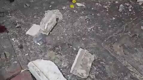 🚨 वृंदावन के बांके बिहारी मंदिर के पास बड़ा हादसा! 🚨
मथुरा के ऐतिहासिक बांके बिहारी मंदिर के गेट नंबर 4 के पास एक बालकनी अचानक भरभराकर गिर गई, जिससे करीब 6 श्रद्धालु घायल हो गए। 😟
प्रत्यक्षदर्शियों के अनुसार, बालकनी पहले से ही जर्जर हालत में थी और बंदरों के लगातार उछल-कूद करने से उसकी स्थिति और कमजोर हो गई थी। हादसा उस समय हुआ जब नीचे से श्रद्धालु गुजर रहे थे।
घायलों को तुरंत नजदीकी अस्पताल पहुंचाया गया, जहां उनका इलाज चल रहा है। राहत की बात यह है कि सभी की हालत फिलहाल स्थिर बताई जा रही है। 🙏🏥
#Vrindavan #BankeBihariTemple #Mathura #TempleNews #BreakingNews #Accident #Devotees #UttarPradesh #ViralNews #IndiaNews #TrendingNow #BharatNama