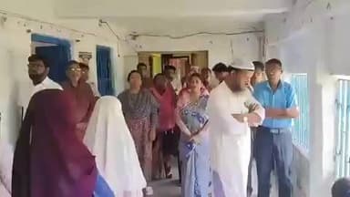 टोपी पहने हाथ बांधे टहल रहा व्यक्ति शिक्षक है;
देखासीखी दूसरे बच्चे भी हाथ बांधे खड़े, नॉर्मली सी बात है जैसा गुरु वैसे शिष्य...
तो इन लोगों को ऐसे जिम्मेदार पदों पर रखना ही क्यों है जब यह अपने देश के राष्ट्रीय गीत का सम्मान नहीं कर सकते और बच्चों को भी गलत शिक्षा दे रहे हैं.!!
🚨 क्या एक शिक्षक की हर हरकत बच्चों पर असर डालती है? 🤔
सोशल मीडिया पर वायरल एक वीडियो में दावा किया जा रहा है कि राष्ट्रीय गीत के दौरान एक शिक्षक का व्यवहार सवालों के घेरे में है। वहीं, आसपास खड़े कुछ बच्चे भी उसी तरह का आचरण करते दिखाई दे रहे हैं।
गुरु को समाज में आदर्श माना जाता है, इसलिए उनसे अपेक्षा की जाती है कि वे अपने आचरण से बच्चों को सही उदाहरण दें। 📚🇮🇳
वीडियो को लेकर लोगों के बीच बहस छिड़ गई है। आप इस मामले पर क्या सोचते हैं? 👇
#ViralVideo #Teacher #NationalSong #Education #SocialMedia #TrendingNews #India #PublicDebate #Respect #ViralPost #BharatNama