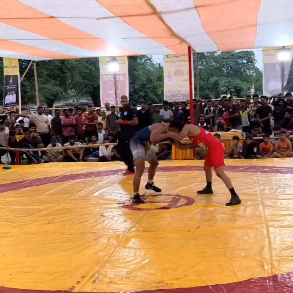 🥇 कोडरमा के पहलवानों का जलवा, अंडर-23 राज्य कुश्ती में जीते 2 स्वर्ण सहित 8 पदक
#Koderma #KodermaNews #Jharkhand #JharkhandSports #Under23Wrestling #WrestlingChampionship #GoldMedal #RahulYadav #SnehaKumari #NationalSelection #PrideOfKoderma #SportsUpdate #IndianWrestling #BreakingNews #ViralNews #TrendingNow #SportsIndia #viralhashtags