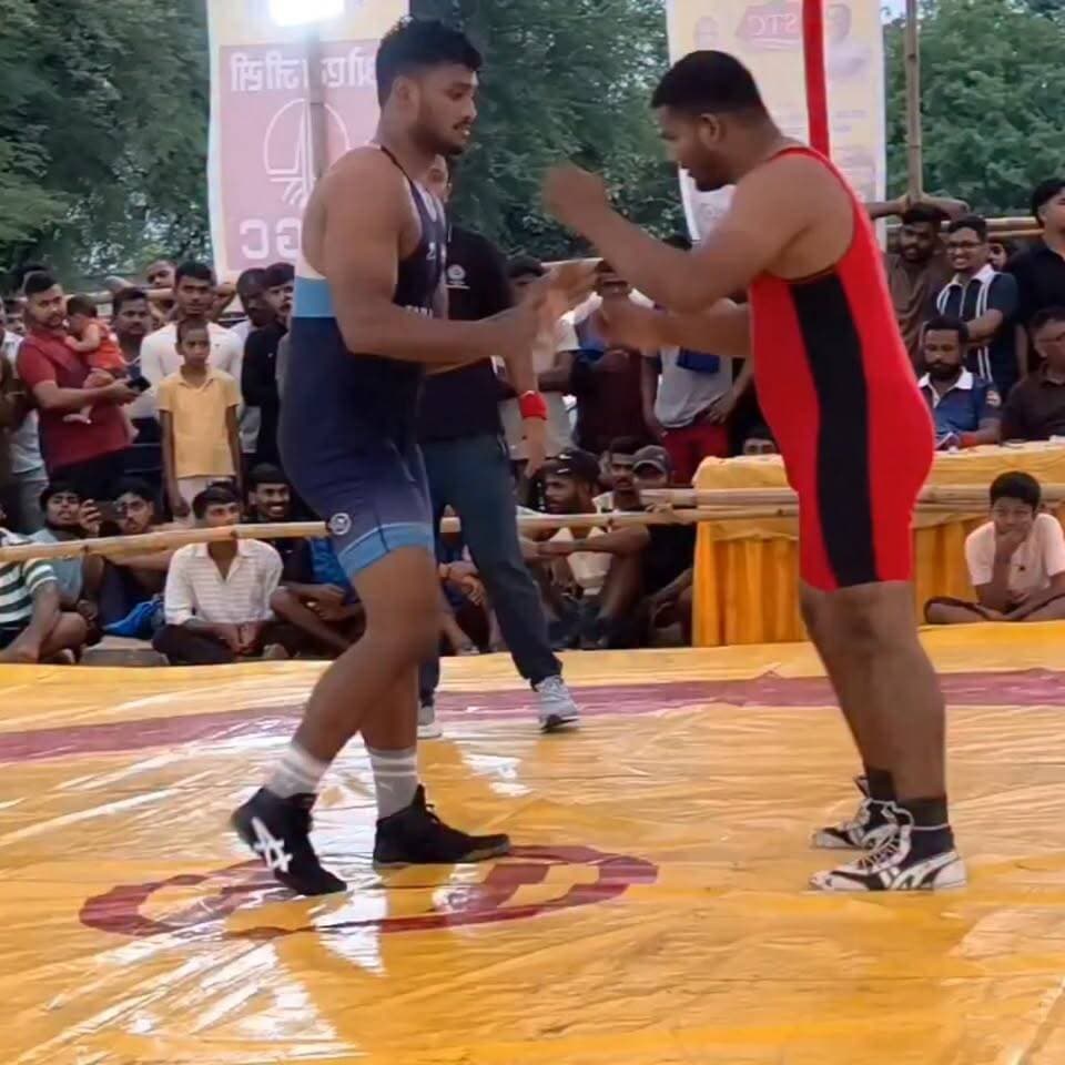🏆 कोडरमा के पहलवानों का दमदार प्रदर्शन!
अंडर-23 झारखंड राज्य स्तरीय कुश्ती प्रतियोगिता में कोडरमा के खिलाड़ियों ने 2 स्वर्ण समेत कुल 8 पदक जीतकर जिले का नाम रोशन किया। राहुल कुमार यादव और स्नेहा कुमारी ने स्वर्ण पदक जीतकर राष्ट्रीय प्रतियोगिता के लिए अपना स्थान पक्का किया। खिलाड़ियों की इस उपलब्धि पर पूरे जिले में खुशी की लहर है। 💪🥇
#Koderma #Wrestling #Jharkhand #Under23 #GoldMedal #RahulYadav #SnehaKumari #NationalSelection #PrideOfKoderma #SportsNews #IndianWrestling #ViralSports #JharkhandSports #KodermaNews #BreakingNews #aaryankelvin
