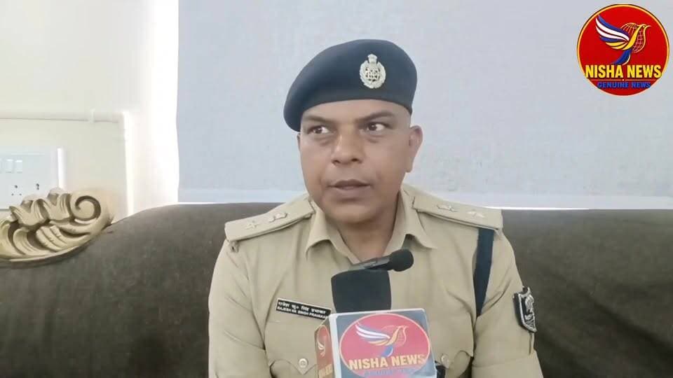 मुजफ्फरपुर में दुस्साहस: बोचहा के चकेलाल बाजार में किराना व्यवसायी की दिनदहाड़े गो-ली मारकर हत्/या।
मुजफ्फरपुर के बोचहा थाना क्षेत्र के चकेलाल गांव में अपराधियों ने दुस्साहस की सारी हदें पार कर दीं। मंगलवार को एक मोटरसाइकिल पर सवार तीन बेखौफ अपराधियों ने बीच बाजार में प्रतिष्ठित किराना व खाद-बीज व्यवसायी **राज कुमार चौधरी (40 वर्ष)** की उनकी दुकान के काउंटर पर ही ताबड़तोड़ गोलियां बरसाकर निर्मम हत्या कर दी। वारदात के वक्त वे दुकान पर लहसुन छील रहे थे। गंभीर हालत में उन्हें SKMCH ले जाया गया, जहाँ इलाज के दौरान उन्होंने दम तोड़ दिया। मृतक सामाजिक कार्यों और सरकारी योजनाओं के संचालन में भी काफी सक्रिय थे। इस जघन्य हत्याकांड से पूरे इलाके के व्यापारियों में भारी आक्रोश और दहशत का माहौल है। पुलिस सीसीटीवी फुटेज खंगालने और अपराधियों की गिरफ्तारी के लिए छापेमारी में जुट गई है।
#MuzaffarpurCrime #BochahaMurder #BiharCrimeNews #MuzaffarpurNews #BreakingNews #NishaNews #CrimeUpdate #BiharPolice