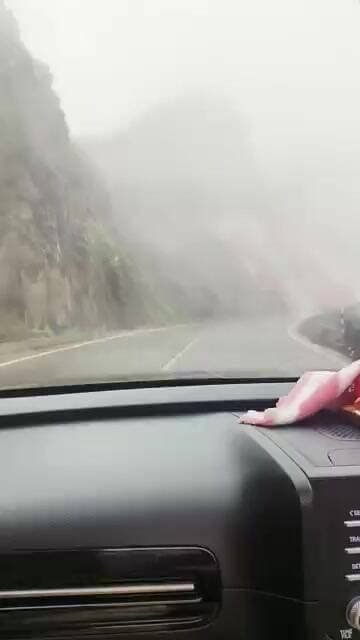 सिंधूदुर्गा कडून कोल्हापूर कडे जाताना घाट रस्ता