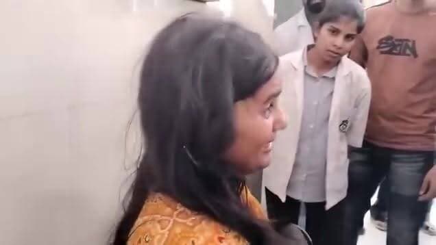 प्रेम विवाह की कीमत: पत्नी के सामने पति की गोली मारकर हत्या
पुलिस भर्ती परीक्षा से लौट रहे युवक की दिनदहाड़े हत्या से सनसनी
चार महीने पहले की थी लव मैरिज, पत्नी ने भाई पर लगाया हत्या का आरोप
✒️रिपोर्ट नागेंद्र पांडये
उत्तर प्रदेश के सहारनपुर में एक दिल दहला देने वाली घटना ने पूरे क्षेत्र को झकझोर दिया है। पुलिस भर्ती परीक्षा दिलाकर पत्नी के साथ घर लौट रहे एक युवक की कथित तौर पर उसकी पत्नी के भाई ने गोली मारकर हत्या कर दी। प्रारंभिक जानकारी के अनुसार, यह मामला प्रेम विवाह को लेकर चल रहे पारिवारिक विवाद से जुड़ा बताया जा रहा है। घटना के बाद इलाके में सनसनी फैल गई है, जबकि पुलिस आरोपियों की तलाश में जुटी हुई है।
पुलिस भर्ती परीक्षा देकर लौट रहे थे दंपति
प्राप्त जानकारी के अनुसार, शामली निवासी 24 वर्षीय शिव कुमार अपनी पत्नी आकांक्षा को उत्तर प्रदेश पुलिस भर्ती परीक्षा दिलाने के लिए सहारनपुर आए थे। परीक्षा समाप्त होने के बाद दोनों घर लौट रहे थे।
बताया जा रहा है कि रास्ते में आकांक्षा का भाई मंजीत अपने कुछ साथियों के साथ पहुंच गया। आरोप है कि उसने आकांक्षा को अपने साथ चलने के लिए कहा। इसी दौरान विवाद बढ़ गया और मामला हिंसक रूप ले बैठा।
पत्नी के सामने पति को मारी गोली
प्रत्यक्षदर्शियों और परिजनों के अनुसार, विवाद के दौरान आरोपी ने कार रुकवाई और शिव कुमार की कनपटी पर गोली मार दी। गोली लगते ही शिव कुमार गंभीर रूप से घायल होकर गिर पड़ा।
घटना के बाद उसे तत्काल अस्पताल ले जाया गया, जहां चिकित्सकों ने उसे मृत घोषित कर दिया। इस घटना के बाद परिवार में कोहराम मच गया और क्षेत्र में तनाव का माहौल बन गया।
चार महीने पहले किया था प्रेम विवाह
जानकारी के अनुसार, शिव कुमार और आकांक्षा ने लगभग चार महीने पूर्व परिवार की इच्छा के विरुद्ध प्रेम विवाह किया था। बताया जा रहा है कि विवाह के बाद से दोनों परिवारों के बीच तनाव बना हुआ था।
मृतक की पत्नी आकांक्षा ने अपने भाई मंजीत पर हत्या का आरोप लगाया है। पुलिस मामले की गंभीरता से जांच कर रही है और फरार आरोपियों की तलाश में दबिश दी जा रही है।
पुलिस जांच में जुटी
पुलिस अधिकारियों के अनुसार, घटना से जुड़े सभी पहलुओं की जांच की जा रही है। आरोपियों की गिरफ्तारी के लिए विशेष टीमें गठित की गई हैं। पुलिस का कहना है कि जल्द ही मामले का खुलासा कर दोषियों को कानून के दायरे में लाया जाएगा।
वायरल फैक्ट
यह घटना सोशल मीडिया पर तेजी से वायरल हो रही है। प्रेम विवाह, पारिवारिक असहमति और सम्मान के नाम पर होने वाली हिंसा को लेकर लोगों में व्यापक चर्चा देखी जा रही है। बड़ी संख्या में लोग दोषियों के खिलाफ कठोर कार्रवाई की मांग कर रहे हैं।
सहारनपुर की यह घटना समाज के सामने एक गंभीर सवाल खड़ा करती है कि पारिवारिक मतभेद और सामाजिक असहमति कब हिंसा का रूप ले लेते हैं। एक नवविवाहित युवक की मौत ने दो परिवारों की जिंदगी बदल दी है। अब न्यायिक प्रक्रिया और पुलिस जांच से ही इस घटना की पूरी सच्चाई सामने आ सकेगी।
ND NEWS की अपील
🔹 प्रेम विवाह या पारिवारिक मतभेद किसी भी परिस्थिति में हिंसा का कारण नहीं बनने चाहिए।
🔹 परिवारों को संवाद और समझदारी के माध्यम से विवादों का समाधान तलाशना चाहिए।
🔹 सम्मान के नाम पर अपराध करने वालों के खिलाफ कठोर कानूनी कार्रवाई आवश्यक है।
🔹 युवाओं की सुरक्षा और संवैधानिक अधिकारों का सम्मान समाज की प्राथमिक जिम्मेदारी है।
🔹 कानून को हाथ में लेने वालों के प्रति शून्य सहनशीलता की नीति अपनाई जानी चाहिए।
ND NEWS संदेश:
"रिश्तों की असहमति का समाधान संवाद है, हिंसा नहीं। हर नागरिक को संविधान और कानून द्वारा प्रदत्त अधिकारों का सम्मान मिलना चाहिए।"
👇👇👇
#NDNews
#दैनिकनिष्पक्षधारा
#SaharanpurNews
#ShamliNews
#LoveMarriage
#CrimeNews
#UPPolice
#JusticeForShivKumar
#BreakingNews
#UPNews
#NDNewsChannel
#LawAndOrder
👇👇👇👇
@dgpup
@UPGovt
@RSSorg
@Uppolice
@wpl1090
@RSSgeet
@MIB_India
@PMOIndia
@HMOIndia
@VHPDigital
@CMOUP_RC
@myogioffice
@InfoDeptUP
@CMOfficeUP
@UPPRD1948
@ChiefSecyUP
@MahantYogiG
@ChiefSecyUP
@BajrangDalOrg
@myogiadityanath
@112UttarPradesh
@UPPViralCheck
@UpPolicemitra
@saharanpurpol
@SaharanpurDm
@ShamliPolice
@IGRSUP
👇👇
🟥 ND NEWS | दैनिक निष्पक्ष धारा
मुख्य संपादक / संस्थापक: राजन सिंह हाड़ा
सह-संपादक: शालिनी सिंह भदौरिया
📍 कार्यालय-3: U158, हीरा स्वीट्स के पास, विकास मार्ग, लक्ष्मी नगर, पूर्वी दिल्ली, पिन कोड – (110092) (NCR)
📍 कार्यालय-2: विधानसभा रोड, बर्लिंगटन चौराहा, लखनऊ (226001) (UP)
📍 कार्यालय-1: 1/1 अटल बिहारी चौराहा, नियर बर्मा चौराहा, फतेहपुर (212601) (UP)
📅 दिनांक: 09 जून 2026
📆 दिन: मंगलवार
📧 Email: ndnewschannel@gmail.com
📞 मोबाइल: 9696119696
👇👇👇
अस्वीकरण: यह समाचार उपलब्ध प्रारंभिक जानकारी, स्थानीय स्रोतों एवं पीड़ित पक्ष द्वारा लगाए गए आरोपों पर आधारित है। मामले की जांच जारी है। अंतिम निष्कर्ष पुलिस विवेचना और न्यायिक प्रक्रिया के बाद ही स्पष्ट होगा।