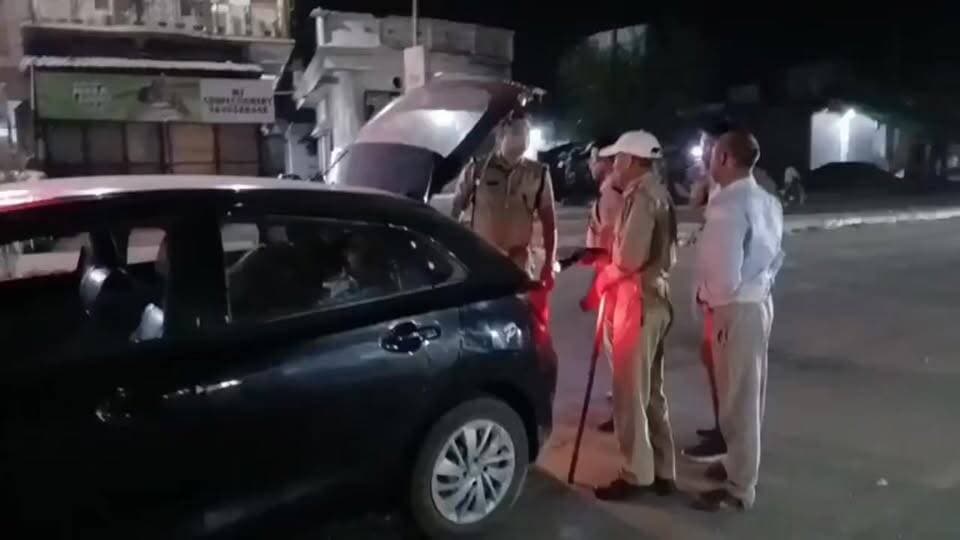 सितारगंज #पुलिस द्वारा #तिरंगा_चौक पर सधन #चेकिंग अभियान।
उच्च #अधिकारियों के निर्देश पर सब #इंस्पेक्टर_कैलाश देव नें मय फोर्स के साथ चलाया #अभियान।