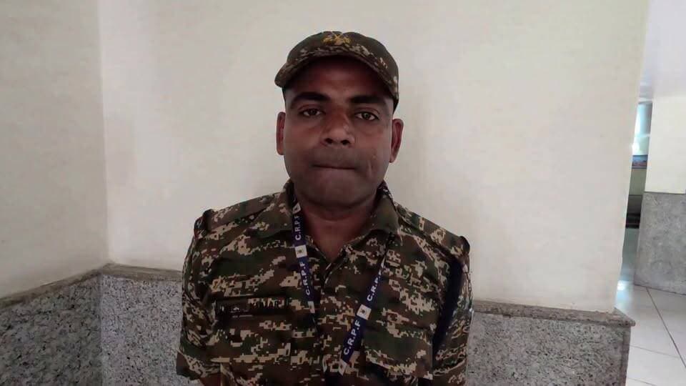 रायबरेली: CRPF में तैनात जवान की जमीन पर कब्जे का आरोप
➡️8.5 बिस्वा जमीन पर अवैध कब्जे की शिकायत
➡️SDM,स्थानीय प्रशासन पर कार्रवाई न करने का आरोप
➡️DM, मंत्री के आदेश के बावजूद समाधान नहीं- पीड़ित
➡️दूसरे पक्ष द्वारा किए जा रहे निर्माण को रोकने की मांग
➡️डीएम ने तत्काल निर्माण कार्य रोके जाने के आदेश दिए
➡️डलमऊ तहसील क्षेत्र के सराय लखमी गांव का मामला
#Raebareli #LandEncroachment
