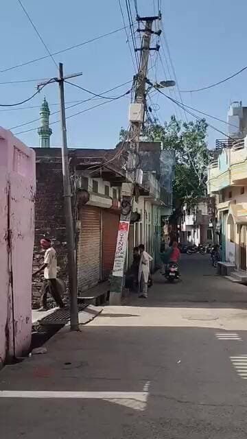 बांसवाड़ा में हो सकते है दुःखद हादसे |कई विद्युत् पोल झुके ! एयर टेल केबल्स के बोझ से जिम्मेदार चुप ?