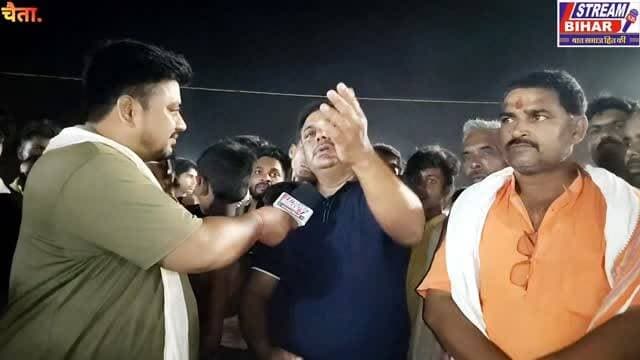 चैता में डे-नाइट क्रिकेट मैच का भव्य आयोजन, दर्शकों से खचाखच भरा मैदान.
समस्तीपुर जिले के उजियारपुर प्रखंड अंतर्गत चैता गांव में डे-नाइट क्रिकेट मैच का आयोजन बड़े ही धूमधाम और उत्साह के साथ किया गया। मैच को देखने के लिए आसपास के गांवों से भारी संख्या में दर्शक पहुंचे, जिससे पूरा मैदान खचाखच भरा नजर आया। क्रिकेट प्रेमियों ने रोमांचक मुकाबले का जमकर आनंद उठाया।
दर्शकों के मनोरंजन के लिए मैच के दौरान बीच-बीच में IPL की धुन पर मॉडल डांस कार्यक्रम भी आयोजित किया गया, जिसने माहौल को और भी रंगीन बना दिया। देर रात तक लोगों में उत्साह देखने को मिला।
कार्यक्रम में मुखिया प्रतिनिधि सह भाजपा नेता कमलकांत राय, जिला पार्षद अमृत चौधरी, समिति सदस्य अमित चौरसिया, विकास यादव, मुकेश राम, गोपाल पाण्डेय समेत सैकड़ों ग्रामीण मौजूद रहे। आयोजकों ने खिलाड़ियों और दर्शकों के लिए बेहतर व्यवस्था की थी।
चैता से Stream Bihar पर ग्राउंड रिपोर्ट — सुदर्शन कुमार
#ChaitaCricketMatch #DayNightMa #DayNightMatch #Ujiarpur #Samastipur #CricketTournament #StreamBihar #BiharNews #VillageCricket #IPLStyle #CricketLover #GroundReport #BJPLeader #SportsNews #BiharCricket