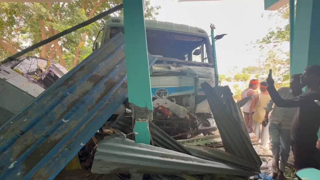 #कुदरा : तेज रफ्तार से ट्राली ट्रक मकान में घुसा,चाय दुकान समेत कई वाहन क्षतिग्रस्त,दो घायल,बाल बाल बचे यात्री