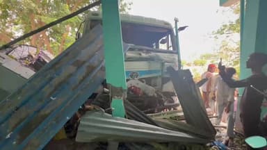 #कुदरा : तेज रफ्तार से ट्राली ट्रक मकान में घुसा,चाय दुकान समेत कई वाहन क्षतिग्रस्त,दो घायल,बाल बाल बचे यात्री