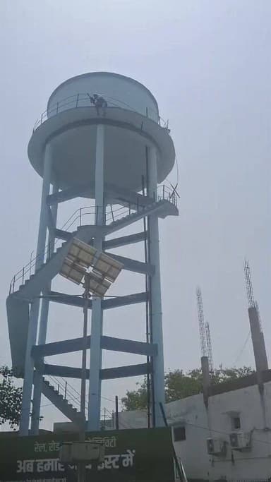 🚨 सहसवान तहसील परिसर में हाईवोल्टेज ड्रामा 🚨
पानी की टंकी पर चढ़ा युवक, आधे घंटे से ज्यादा समय से मचा हड़कंप!
प्रशासन और पुलिस मौके पर मौजूद, लेकिन अब तक युवक के टंकी पर चढ़ने की वजह साफ नहीं।
पूरा तहसील परिसर बना तमाशबीन, हर किसी की निगाहें टंकी पर टिकीं! 😳
#सहसवान #BreakingNews #Badaun #HighVoltageDrama #ViralNews #UPNews
District Magistrate Budaun UP Police Dio Budaun @highlight