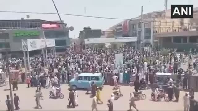 POK में भारी बवाल!
पाकिस्तान के कब्जे वाले जम्मू-कश्मीर (POK) के मीरपुर में बड़ी संख्या में लोग सड़कों पर उतर आए हैं। प्रदर्शनकारियों ने पाकिस्तान सरकार और सेना के खिलाफ जमकर विरोध प्रदर्शन किया।
📍 मीरपुर, POK 🔹 पाकिस्तान विरोधी नारेबाजी 🔹 बड़ी संख्या में लोगों का प्रदर्शन 🔹 हालात तनावपूर्ण
बताया जा रहा है कि कल हुई पाकिस्तानी सेना की गोलीबारी में 26 आम नागरिकों की मौत हो गई, जबकि 190 लोग घायल हुए हैं। घटना के बाद लोगों में भारी आक्रोश है और विरोध प्रदर्शन लगातार जारी हैं।
#POK #Mirpur #PakistanOccupiedKashmir #PakistanProtest #BreakingNews JammuKashmir POKNews TrendingNews NewsUpdate ViralNews InstagramReel InstaNews IndiaNews Breaking LatestNews