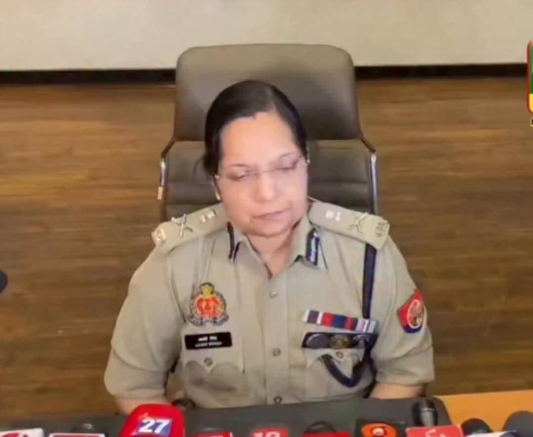 खाकी का मानवीय चेहरा: नोएडा पुलिस का "ऑपरेशन अपराजेय" 🛡️
गौतमबुद्धनगर पुलिस कमिश्नरेट ने क्षेत्र के 1645 दिव्यांग बच्चों को सुरक्षा की गारंटी देने के लिए एक बेहद संवेदनशील मुहिम शुरू की है। पुलिस कमिश्नर श्रीमती लक्ष्मी सिंह के निर्देशन में अब महिला बीट अधिकारी हर 15 दिन में इन बच्चों के घर जाकर उनका कुशल-क्षेम पूछेंगी।
मुश्किल घड़ी के लिए पुलिस ने विशेष हेल्पलाइन नंबर 📞 8595902539 भी जारी किया है।
#OperationAprajaya #NoidaPolice #GautamBuddhNagar #UPPolice #WomenSafety #ChildCare #Inspiration #noidanews