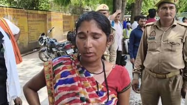इंसाफ की गुहार लेकर कलेक्ट्रेट पहुंची महिला, डीजल डालकर आत्महत्या का प्रयास
मकान पर कब्जे का आरोप, कार्रवाई न होने से आहत महिला ने उठाया आत्मघाती कदम
अधिकारियों की सतर्कता से टला बड़ा हादसा, जांच के बाद कार्रवाई का आश्वासन
✒️रिपोर्ट अजय श्रीवास्तव
उत्तर प्रदेश के फतेहपुर जनपद में बुधवार को कलेक्ट्रेट परिसर उस समय चर्चा का केंद्र बन गया जब न्याय की मांग को लेकर लंबे समय से संघर्ष कर रही एक महिला ने कथित रूप से अपने ऊपर डीजल डालकर आत्महत्या करने का प्रयास किया। महिला का आरोप है कि उसके मकान पर अवैध कब्जा कर लिया गया है और लगातार शिकायतों के बावजूद उसे न्याय नहीं मिल सका। हालांकि मौके पर मौजूद अधिकारियों और कर्मचारियों की तत्परता से एक बड़ा हादसा टल गया।
कलेक्ट्रेट परिसर में मचा हड़कंप
जानकारी के अनुसार खागा तहसील क्षेत्र की रहने वाली एक महिला बुधवार को अपनी शिकायत लेकर कलेक्ट्रेट पहुंची थी। महिला ने आरोप लगाया कि उसके भाई वीरेंद्र ने छह लाख रुपये के लेनदेन के बाद उसके मकान पर जबरन कब्जा कर लिया है और उसे बेघर कर दिया गया है।
पीड़िता का कहना है कि वह वर्तमान समय में किराए के मकान में रहने को मजबूर है। वर्ष 2024 से वह विभिन्न प्रशासनिक कार्यालयों और अधिकारियों के पास न्याय की गुहार लगा रही है, लेकिन अब तक उसके मामले में कोई ठोस कार्रवाई नहीं हुई।
कार्रवाई न होने से बढ़ी नाराजगी
महिला के अनुसार कई बार शिकायती पत्र देने और अधिकारियों से मिलने के बावजूद उसे केवल आश्वासन ही मिला। लगातार हो रही अनदेखी और कथित प्रशासनिक उदासीनता के चलते वह मानसिक रूप से बेहद परेशान हो गई थी।
इसी आक्रोश और निराशा में उसने कलेक्ट्रेट परिसर में अपने ऊपर डीजल डालकर आत्महत्या करने का प्रयास किया। जैसे ही वहां मौजूद कर्मचारियों और अधिकारियों को इसकी जानकारी हुई, उन्होंने तत्काल हस्तक्षेप करते हुए महिला को रोक लिया।
अधिकारियों ने समझाकर कराया शांत
घटना के बाद कुछ समय के लिए कलेक्ट्रेट परिसर में अफरा-तफरी का माहौल बन गया। मौके पर पहुंचे अधिकारियों ने महिला को समझाया और उसकी समस्या को गंभीरता से सुनते हुए मामले की निष्पक्ष जांच कराने तथा आवश्यक कार्रवाई करने का आश्वासन दिया।
प्रशासनिक अधिकारियों का कहना है कि महिला की शिकायत का परीक्षण कर नियमानुसार कार्रवाई सुनिश्चित की जाएगी।
वायरल फैक्ट
कलेक्ट्रेट परिसर में महिला द्वारा आत्महत्या के प्रयास की सूचना सोशल मीडिया पर तेजी से वायरल हो रही है। लोगों के बीच यह चर्चा का विषय बना हुआ है कि यदि समय रहते अधिकारियों और कर्मचारियों ने हस्तक्षेप न किया होता तो एक बड़ी और दुखद घटना घट सकती थी।
यह घटना केवल एक महिला की व्यक्तिगत पीड़ा नहीं बल्कि उन परिस्थितियों की ओर भी संकेत करती है जहां न्याय की उम्मीद में भटक रहे लोग निराशा की चरम स्थिति तक पहुंच जाते हैं। प्रशासनिक व्यवस्था की जिम्मेदारी है कि शिकायतों का समयबद्ध और पारदर्शी निस्तारण सुनिश्चित किया जाए, ताकि किसी नागरिक को अपनी बात सुनाने के लिए इस प्रकार के खतरनाक कदम उठाने की आवश्यकता न पड़े।
ND NEWS की अपील
🔹 किसी भी परिस्थिति में आत्महत्या या आत्मघाती कदम समाधान नहीं है।
🔹 प्रशासनिक अधिकारियों को जनशिकायतों के त्वरित निस्तारण को प्राथमिकता देनी चाहिए।
"न्याय में देरी लोगों को निराशा की ओर धकेल सकती है। संवेदनशील प्रशासन और जागरूक समाज ही ऐसी घटनाओं को रोक सकता है।"
👇👇
#NDNews
#FatehpurNews
#Khaga
#CollectorateFatehpur
#JusticeForVictim
#PublicGrievance
#NidhiGuptaVats
#DistrictAdministration
#UttarPradeshNews
#KhagaTehsil
#WomenRights
#NDNewsChannel
👇👇👇👇
@dgpup
@RSSorg
@UPGovt
@wpl1090
@RSSgeet
@Uppolice
@MIB_India
@PMOIndia
@HMOIndia
@abmanglik
@VHPDigital
@igrangealld
@myogioffice
@InfoDeptUP
@dmfatehpur
@sdmsadarftp
@CMOfficeUP
@CMOUP_RC
@UPPRD1948
@ChiefSecyUP
@ChiefSecyUP
@MahantYogiG
@FatehpurSdm
@fatehpurpolice
@BajrangDalOrg
@112UttarPradesh
@myogiadityanath
@CommissionerPrg
@ADGZonPrayagraj
@Nidhiguptavns
👇👇
🟥 ND NEWS | दैनिक निष्पक्ष धारा
मुख्य संपादक / संस्थापक: राजन सिंह हाड़ा
सह-संपादक: शालिनी सिंह भदौरिया
✒️ रिपोर्ट : सहयोगी शिवा गुप्ता के साथ जिला ब्यूरो अजय श्रीवास्तव
📍 कार्यालय-3: U158, हीरा स्वीट्स के पास, विकास मार्ग, लक्ष्मी नगर, पूर्वी दिल्ली, पिन कोड – 110092 (NCR)
📍 कार्यालय-2: विधानसभा रोड, बर्लिंगटन चौराहा, लखनऊ – 226001 (UP)
📍 कार्यालय-1: 1/1 अटल बिहारी चौराहा, नियर बर्मा चौराहा, फतेहपुर – 212601 (UP)
📅 दिनांक: 10 जून 2026
📆 दिन: बुधवार
📧 Email: ndnewschannel@gmail.com
📞 मोबाइल: 9696119696