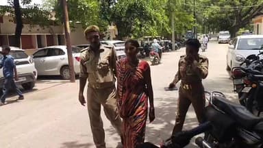 इंसाफ की गुहार लेकर कलेक्ट्रेट पहुंची महिला, डीजल डालकर आत्महत्या का प्रयास
मकान पर कब्जे का आरोप, कार्रवाई न होने से आहत महिला ने उठाया आत्मघाती कदम
अधिकारियों की सतर्कता से टला बड़ा हादसा, जांच के बाद कार्रवाई का आश्वासन
✒️रिपोर्ट अजय श्रीवास्तव
उत्तर प्रदेश के फतेहपुर जनपद में बुधवार को कलेक्ट्रेट परिसर उस समय चर्चा का केंद्र बन गया जब न्याय की मांग को लेकर लंबे समय से संघर्ष कर रही एक महिला ने कथित रूप से अपने ऊपर डीजल डालकर आत्महत्या करने का प्रयास किया। महिला का आरोप है कि उसके मकान पर अवैध कब्जा कर लिया गया है और लगातार शिकायतों के बावजूद उसे न्याय नहीं मिल सका। हालांकि मौके पर मौजूद अधिकारियों और कर्मचारियों की तत्परता से एक बड़ा हादसा टल गया।
कलेक्ट्रेट परिसर में मचा हड़कंप
जानकारी के अनुसार खागा तहसील क्षेत्र की रहने वाली एक महिला बुधवार को अपनी शिकायत लेकर कलेक्ट्रेट पहुंची थी। महिला ने आरोप लगाया कि उसके भाई वीरेंद्र ने छह लाख रुपये के लेनदेन के बाद उसके मकान पर जबरन कब्जा कर लिया है और उसे बेघर कर दिया गया है।
पीड़िता का कहना है कि वह वर्तमान समय में किराए के मकान में रहने को मजबूर है। वर्ष 2024 से वह विभिन्न प्रशासनिक कार्यालयों और अधिकारियों के पास न्याय की गुहार लगा रही है, लेकिन अब तक उसके मामले में कोई ठोस कार्रवाई नहीं हुई।
कार्रवाई न होने से बढ़ी नाराजगी
महिला के अनुसार कई बार शिकायती पत्र देने और अधिकारियों से मिलने के बावजूद उसे केवल आश्वासन ही मिला। लगातार हो रही अनदेखी और कथित प्रशासनिक उदासीनता के चलते वह मानसिक रूप से बेहद परेशान हो गई थी।
इसी आक्रोश और निराशा में उसने कलेक्ट्रेट परिसर में अपने ऊपर डीजल डालकर आत्महत्या करने का प्रयास किया। जैसे ही वहां मौजूद कर्मचारियों और अधिकारियों को इसकी जानकारी हुई, उन्होंने तत्काल हस्तक्षेप करते हुए महिला को रोक लिया।
अधिकारियों ने समझाकर कराया शांत
घटना के बाद कुछ समय के लिए कलेक्ट्रेट परिसर में अफरा-तफरी का माहौल बन गया। मौके पर पहुंचे अधिकारियों ने महिला को समझाया और उसकी समस्या को गंभीरता से सुनते हुए मामले की निष्पक्ष जांच कराने तथा आवश्यक कार्रवाई करने का आश्वासन दिया।
प्रशासनिक अधिकारियों का कहना है कि महिला की शिकायत का परीक्षण कर नियमानुसार कार्रवाई सुनिश्चित की जाएगी।
वायरल फैक्ट
कलेक्ट्रेट परिसर में महिला द्वारा आत्महत्या के प्रयास की सूचना सोशल मीडिया पर तेजी से वायरल हो रही है। लोगों के बीच यह चर्चा का विषय बना हुआ है कि यदि समय रहते अधिकारियों और कर्मचारियों ने हस्तक्षेप न किया होता तो एक बड़ी और दुखद घटना घट सकती थी।
यह घटना केवल एक महिला की व्यक्तिगत पीड़ा नहीं बल्कि उन परिस्थितियों की ओर भी संकेत करती है जहां न्याय की उम्मीद में भटक रहे लोग निराशा की चरम स्थिति तक पहुंच जाते हैं। प्रशासनिक व्यवस्था की जिम्मेदारी है कि शिकायतों का समयबद्ध और पारदर्शी निस्तारण सुनिश्चित किया जाए, ताकि किसी नागरिक को अपनी बात सुनाने के लिए इस प्रकार के खतरनाक कदम उठाने की आवश्यकता न पड़े।
ND NEWS की अपील
🔹 किसी भी परिस्थिति में आत्महत्या या आत्मघाती कदम समाधान नहीं है।
🔹 प्रशासनिक अधिकारियों को जनशिकायतों के त्वरित निस्तारण को प्राथमिकता देनी चाहिए।
"न्याय में देरी लोगों को निराशा की ओर धकेल सकती है। संवेदनशील प्रशासन और जागरूक समाज ही ऐसी घटनाओं को रोक सकता है।"
👇👇
#NDNews
#FatehpurNews
#Khaga
#CollectorateFatehpur
#JusticeForVictim
#PublicGrievance
#NidhiGuptaVats
#DistrictAdministration
#UttarPradeshNews
#KhagaTehsil
#WomenRights
#NDNewsChannel
👇👇👇👇
@dgpup
@RSSorg
@UPGovt
@wpl1090
@RSSgeet
@Uppolice
@MIB_India
@PMOIndia
@HMOIndia
@abmanglik
@VHPDigital
@igrangealld
@myogioffice
@InfoDeptUP
@dmfatehpur
@sdmsadarftp
@CMOfficeUP
@CMOUP_RC
@UPPRD1948
@ChiefSecyUP
@ChiefSecyUP
@MahantYogiG
@FatehpurSdm
@fatehpurpolice
@BajrangDalOrg
@112UttarPradesh
@myogiadityanath
@CommissionerPrg
@ADGZonPrayagraj
@Nidhiguptavns
👇👇
🟥 ND NEWS | दैनिक निष्पक्ष धारा
मुख्य संपादक / संस्थापक: राजन सिंह हाड़ा
सह-संपादक: शालिनी सिंह भदौरिया
✒️ रिपोर्ट : सहयोगी शिवा गुप्ता के साथ जिला ब्यूरो अजय श्रीवास्तव
📍 कार्यालय-3: U158, हीरा स्वीट्स के पास, विकास मार्ग, लक्ष्मी नगर, पूर्वी दिल्ली, पिन कोड – 110092 (NCR)
📍 कार्यालय-2: विधानसभा रोड, बर्लिंगटन चौराहा, लखनऊ – 226001 (UP)
📍 कार्यालय-1: 1/1 अटल बिहारी चौराहा, नियर बर्मा चौराहा, फतेहपुर – 212601 (UP)
📅 दिनांक: 10 जून 2026
📆 दिन: बुधवार
📧 Email: ndnewschannel@gmail.com
📞 मोबाइल: 9696119696