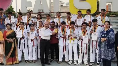 वृंदावन में फतेहपुर के ताइक्वांडो खिलाड़ियों का शानदार प्रदर्शन
स्वामी विवेकानंद ओपन नेशनल ताइक्वांडो प्रतियोगिता में 14 पदक जीतकर बढ़ाया जिले का मान
22 खिलाड़ियों ने लिया हिस्सा, गोल्ड, सिल्वर और ब्रॉन्ज मेडल के साथ लौटे खिलाड़ी
✒️रिपोर्ट अजय श्रीवास्तव
उत्तर प्रदेश के मथुरा जनपद स्थित वृंदावन में आयोजित स्वामी विवेकानंद ओपन नेशनल ताइक्वांडो प्रतियोगिता में फतेहपुर के खिलाड़ियों ने उत्कृष्ट प्रदर्शन करते हुए जिले का नाम रोशन किया है। ताइक्वांडो एसोसिएशन ऑफ फतेहपुर के नेतृत्व में प्रतियोगिता में शामिल 22 खिलाड़ियों ने कुल 14 पदक जीतकर अपनी प्रतिभा का लोहा मनवाया। खिलाड़ियों की इस उपलब्धि पर खेल प्रेमियों और अभिभावकों में उत्साह का माहौल है।
राष्ट्रीय स्तर की प्रतियोगिता में फतेहपुर का दमदार प्रदर्शन
7 जून 2026 को वृंदावन (मथुरा) में आयोजित स्वामी विवेकानंद ओपन नेशनल ताइक्वांडो प्रतियोगिता में ताइक्वांडो एसोसिएशन ऑफ फतेहपुर के कोच राजकुमार, भारत वर्मा और रिचा राजपूत के नेतृत्व में खिलाड़ियों ने भाग लिया।
प्रतियोगिता में अंजलि मिश्रा ने गोल्ड मेडल, जबकि आयुषी यादव और सानिध्य कुमार ने सिल्वर मेडल जीतकर जिले का गौरव बढ़ाया।
वहीं आराध्या तिवारी, अवंतिका सिंह, आयुषी सिंह सेजवाल, सनाया श्रीवास्तव, मोहम्मद अली, कुणाल साहू, अंश यादव, मोहम्मद जावेद, अनुराग कुमार, दिव्या पाण्डेय और अंशू मौर्या ने कांस्य पदक हासिल कर फतेहपुर को राष्ट्रीय मंच पर सम्मान दिलाया।
अन्य खिलाड़ियों को मिला सांत्वना पुरस्कार
प्रतियोगिता में भाग लेने वाले अन्य खिलाड़ियों अयान सिंह, साक्ष्य चौधरी, आदर्श वर्मा, अनुज साहू, प्रणव पाण्डेय, अनुभव प्रताप सिंह, अमन पटेल और अथर्व पटेल को सांत्वना पुरस्कार प्रदान किया गया।
खिलाड़ियों की मेहनत और अनुशासन की सराहना करते हुए प्रशिक्षकों ने कहा कि आने वाले समय में यही खिलाड़ी राष्ट्रीय और अंतरराष्ट्रीय स्तर पर जिले एवं देश का प्रतिनिधित्व कर सकते हैं।
विजय तिलक और सम्मान समारोह का आयोजन
प्रतियोगिता से लौटने पर ताइक्वांडो एसोसिएशन ऑफ फतेहपुर के अध्यक्ष किशन मेहरोत्रा ने सभी खिलाड़ियों का विजय तिलक लगाकर, पुष्पहार पहनाकर तथा मेडल एवं प्रमाणपत्र देकर सम्मान किया।
उन्होंने अपने संबोधन में कहा कि खेल केवल पदक जीतने का माध्यम नहीं बल्कि अनुशासन, आत्मविश्वास और राष्ट्र निर्माण का आधार भी है। उन्होंने कहा कि इन युवा खिलाड़ियों पर पूरे जिले को गर्व है।
कार्यक्रम के दौरान रेशम मेहरोत्रा, स्मिता सिंह, उमा गुप्ता, प्रियंका शुक्ला, प्रखर शुक्ला, सलोनी मेहरोत्रा, अंजू मिश्रा, ममता देवी, विवेक पाण्डेय, ऋषभ मिश्रा, स्वप्निल जागृति सहित बड़ी संख्या में अभिभावक उपस्थित रहे।
वायरल फैक्ट
फतेहपुर के खिलाड़ियों द्वारा राष्ट्रीय प्रतियोगिता में 14 पदक जीतने की उपलब्धि सोशल मीडिया पर चर्चा का विषय बनी हुई है। खिलाड़ियों के सम्मान समारोह के दौरान भारत माता की जय और वंदे मातरम् के नारों से पूरा वातावरण राष्ट्रभक्ति से ओत-प्रोत हो गया।
खेल प्रतिभाओं को उचित प्रशिक्षण, प्रोत्साहन और अवसर मिलने पर छोटे शहरों और जिलों के खिलाड़ी भी राष्ट्रीय स्तर पर अपनी पहचान बना सकते हैं। वृंदावन में आयोजित इस प्रतियोगिता में फतेहपुर के खिलाड़ियों का प्रदर्शन इसी संभावना का उदाहरण है। यह उपलब्धि न केवल खिलाड़ियों बल्कि पूरे जिले के लिए गर्व का विषय है।
ND NEWS की अपील
🔹 बच्चों को खेलों में भाग लेने के लिए प्रेरित करें।
🔹 खेल प्रतिभाओं को उचित संसाधन और प्रशिक्षण उपलब्ध कराने में सहयोग करें।
🔹 शिक्षा के साथ-साथ खेलों को भी समान महत्व दें।
🔹 नशामुक्त और स्वस्थ समाज के निर्माण में खेलों को बढ़ावा दें।
🔹 खिलाड़ियों के सम्मान और प्रोत्साहन के लिए समाज आगे आए।
ND NEWS संदेश:
"आज के खिलाड़ी ही कल के राष्ट्रीय गौरव हैं। खेलों को बढ़ावा देकर हम स्वस्थ, अनुशासित और सशक्त भारत का निर्माण कर सकते हैं।"
👇👇
#NDNews
#दैनिकनिष्पक्षधारा
#FatehpurNews
#Taekwondo
#TaekwondoAssociationOfFatehpur
#SwamiVivekanandOpenNational
#AnjaliMishra
#KishanMehrotra
#RajkumarCoach
#BharatVerma
#RichaRajput
#SportsNews
#FatehpurPride
#NationalTaekwondoChampionship
#IndiaSports
#NDNewsChannel
#PMOIndia
#myogiadityanath
#CMOfficeUP
#UPGovt
#IndiaSports
#YASMinistry
#FitIndiaOff
#KheloIndia
#OfficialSGFI
#SportsAuthorityOfIndia
👇👇
🟥 ND NEWS | दैनिक निष्पक्ष धारा
मुख्य संपादक / संस्थापक: राजन सिंह हाड़ा
सह-संपादक: शालिनी सिंह भदौरिया
📞 मोबाइल: 9696119696