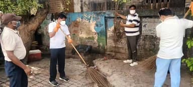 केंद्र सरकार के 12 वर्ष पूर्ण होने पर फतेहपुर में चला वृहद स्वच्छता अभियान
जिलाधिकारी निधि गुप्ता वत्स के मार्गदर्शन में जनपदभर में सफाई महाअभियान
गणेश शंकर विद्यार्थी चौराहे से स्वच्छता संदेश के साथ अभियान का शुभारंभ
✒️रिपोर्ट अजय श्रीवास्तव
फतेहपुर जनपद में केंद्र सरकार के 12 वर्ष पूर्ण होने के अवसर पर चलाए जा रहे "समेकित जन-कल्याण एवं जन-जागरूकता अभियान" के अंतर्गत बुधवार को वृहद स्वच्छता अभियान आयोजित किया गया। जिलाधिकारी श्रीमती निधि गुप्ता वत्स के मार्गदर्शन में नगर निकायों, ग्राम पंचायतों और विभिन्न विभागों के सहयोग से पूरे जिले में सफाई अभियान चलाया गया। अभियान की शुरुआत पत्रकार शिरोमणि गणेश शंकर विद्यार्थी चौराहे से हुई, जहां अधिकारियों और जनप्रतिनिधियों ने स्वयं झाड़ू लगाकर स्वच्छता का संदेश दिया।
फतेहपुर में स्वच्छता को जन आंदोलन बनाने की पहल
फतेहपुर जनपद में बुधवार को स्वच्छता को लेकर एक बड़ा जन-जागरूकता अभियान देखने को मिला। केंद्र सरकार के 12 वर्ष पूर्ण होने के उपलक्ष्य में 5 जून से 21 जून 2026 तक संचालित "समेकित जन-कल्याण एवं जन-जागरूकता अभियान" के तहत नगर पालिका परिषद, नगर पंचायतों तथा ग्राम पंचायतों में व्यापक स्तर पर साफ-सफाई कराई जा रही है।
अभियान का शुभारंभ पत्रकार शिरोमणि गणेश शंकर विद्यार्थी चौराहे से किया गया, जहां अपर जिलाधिकारी (न्यायिक) सुनील कुमार, नगर पालिका परिषद के अधिशासी अधिकारी रविन्द्र कुमार, नगर पालिका अध्यक्ष राजकुमार मौर्य सहित अनेक अधिकारियों, कर्मचारियों और नागरिकों ने सहभागिता निभाई।
कार्यक्रम के दौरान अधिकारियों ने झाड़ू लगाकर आम जनता को स्वच्छता बनाए रखने का संदेश दिया। साथ ही सार्वजनिक स्थलों, बाजारों, प्रमुख मार्गों और मोहल्लों में सफाई कार्य कराया गया। ग्राम पंचायतों में जिला पंचायत राज विभाग एवं स्थानीय प्रशासन की देखरेख में विशेष सफाई अभियान चलाया गया।
जनपदवासियों से की गई विशेष अपील
अपर जिलाधिकारी ने जनपदवासियों से अपील करते हुए कहा कि स्वच्छता केवल सरकारी अभियान नहीं बल्कि सामाजिक जिम्मेदारी है। उन्होंने लोगों से घरों और प्रतिष्ठानों के आसपास सफाई बनाए रखने, कूड़ा निर्धारित स्थान पर डालने तथा डस्टबिन का उपयोग करने का आग्रह किया।
उन्होंने कहा कि यदि प्रत्येक नागरिक स्वच्छता को अपनी आदत बना ले तो फतेहपुर को एक स्वच्छ और स्वस्थ जनपद के रूप में स्थापित किया जा सकता है।
वायरल फैक्ट
फतेहपुर में चल रहे इस वृहद स्वच्छता अभियान की तस्वीरें और वीडियो सोशल मीडिया पर तेजी से वायरल हो रहे हैं। अधिकारियों और जनप्रतिनिधियों द्वारा स्वयं झाड़ू लगाकर स्वच्छता का संदेश देने की पहल को लोगों ने सराहा है। कई सामाजिक संगठनों और युवाओं ने भी अभियान में भागीदारी निभाने का संकल्प लिया है।
स्वच्छता केवल एक सरकारी कार्यक्रम नहीं बल्कि स्वस्थ समाज की आधारशिला है।फतेहपुर में चलाया गया यह अभियान प्रशासन और जनता की साझी भागीदारी का उदाहरण प्रस्तुत करता है।यदि इसी प्रकार जनसहयोग और जागरूकता बनी रही तो स्वच्छता अभियान स्थायी जनआंदोलन का रूप ले सकता है।
NDNEWS की अपील
🔹अपने घर,मोहल्ले और सार्वजनिक स्थानों को स्वच्छ रखने का संकल्प लें।
🔹कूड़ा-कचरा सड़कों और नालियों में न फेंकें।
🔹प्लास्टिक प्रदूषण को कम करने में सहयोग करें।
NDNEWS संदेश:
"स्वच्छता केवल अभियान नहीं, बल्कि जिम्मेदार नागरिकता की पहचान है। आइए, स्वच्छ फतेहपुर और स्वच्छ भारत के निर्माण में अपनी सक्रिय भागीदारी सुनिश्चित करें।"
👇👇
#NDNews
#दैनिकनिष्पक्षधारा
#SwachhBharat
#CleanFatehpur
#FatehpurNews
#NidhiGuptaVats
#GaneshShankarVidyarthiChowk
#MunicipalCouncilFatehpur
#JanJagrooktaAbhiyan
#SwachhtaAbhiyan2026
#CleanIndiaMission
#NDNewsChannel
👇👇
@dgpup
@RSSorg
@UPGovt
@wpl1090
@RSSgeet
@Uppolice
@MIB_India
@PMOIndia
@HMOIndia
@abmanglik
@VHPDigital
@igrangealld
@myogioffice
@InfoDeptUP
@dmfatehpur
@sdmsadarftp
@CMOfficeUP
@CMOUP_RC
@ChiefSecyUP
@ChiefSecyUP
@MahantYogiG
@FatehpurSdm
@fatehpurpolice
@BajrangDalOrg
@112UttarPradesh
@myogiadityanath
@CommissionerPrg
@ADGZonPrayagraj
👇👇
🟥 ND NEWS | दैनिक निष्पक्ष धारा
मुख्य संपादक / संस्थापक: राजन सिंह हाड़ा
सह-संपादक: शालिनी सिंह भदौरिया
📍 कार्यालय-3: U158, हीरा स्वीट्स के पास, विकास मार्ग, लक्ष्मी नगर, पूर्वी दिल्ली, पिन कोड – 110092 (NCR)
📍 कार्यालय-2: विधानसभा रोड, बर्लिंगटन चौराहा, लखनऊ – 226001 (UP)
📍 कार्यालय-1: 1/1 अटल बिहारी चौराहा, नियर बर्मा चौराहा, फतेहपुर – 212601 (UP)
📅 दिनांक: 10 जून 2026
📆 दिन: बुधवार
📧 Email: ndnewschannel@gmail.com
📞 मोबाइल: 9696119696