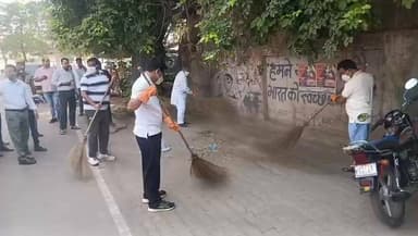 केंद्र सरकार के 12 वर्ष पूर्ण होने पर फतेहपुर में चला वृहद स्वच्छता अभियान
जिलाधिकारी निधि गुप्ता वत्स के मार्गदर्शन में जनपदभर में सफाई महाअभियान
गणेश शंकर विद्यार्थी चौराहे से स्वच्छता संदेश के साथ अभियान का शुभारंभ
✒️रिपोर्ट अजय श्रीवास्तव
फतेहपुर जनपद में केंद्र सरकार के 12 वर्ष पूर्ण होने के अवसर पर चलाए जा रहे "समेकित जन-कल्याण एवं जन-जागरूकता अभियान" के अंतर्गत बुधवार को वृहद स्वच्छता अभियान आयोजित किया गया। जिलाधिकारी श्रीमती निधि गुप्ता वत्स के मार्गदर्शन में नगर निकायों, ग्राम पंचायतों और विभिन्न विभागों के सहयोग से पूरे जिले में सफाई अभियान चलाया गया। अभियान की शुरुआत पत्रकार शिरोमणि गणेश शंकर विद्यार्थी चौराहे से हुई, जहां अधिकारियों और जनप्रतिनिधियों ने स्वयं झाड़ू लगाकर स्वच्छता का संदेश दिया।
फतेहपुर में स्वच्छता को जन आंदोलन बनाने की पहल
फतेहपुर जनपद में बुधवार को स्वच्छता को लेकर एक बड़ा जन-जागरूकता अभियान देखने को मिला। केंद्र सरकार के 12 वर्ष पूर्ण होने के उपलक्ष्य में 5 जून से 21 जून 2026 तक संचालित "समेकित जन-कल्याण एवं जन-जागरूकता अभियान" के तहत नगर पालिका परिषद, नगर पंचायतों तथा ग्राम पंचायतों में व्यापक स्तर पर साफ-सफाई कराई जा रही है।
अभियान का शुभारंभ पत्रकार शिरोमणि गणेश शंकर विद्यार्थी चौराहे से किया गया, जहां अपर जिलाधिकारी (न्यायिक) सुनील कुमार, नगर पालिका परिषद के अधिशासी अधिकारी रविन्द्र कुमार, नगर पालिका अध्यक्ष राजकुमार मौर्य सहित अनेक अधिकारियों, कर्मचारियों और नागरिकों ने सहभागिता निभाई।
कार्यक्रम के दौरान अधिकारियों ने झाड़ू लगाकर आम जनता को स्वच्छता बनाए रखने का संदेश दिया। साथ ही सार्वजनिक स्थलों, बाजारों, प्रमुख मार्गों और मोहल्लों में सफाई कार्य कराया गया। ग्राम पंचायतों में जिला पंचायत राज विभाग एवं स्थानीय प्रशासन की देखरेख में विशेष सफाई अभियान चलाया गया।
जनपदवासियों से की गई विशेष अपील
अपर जिलाधिकारी ने जनपदवासियों से अपील करते हुए कहा कि स्वच्छता केवल सरकारी अभियान नहीं बल्कि सामाजिक जिम्मेदारी है। उन्होंने लोगों से घरों और प्रतिष्ठानों के आसपास सफाई बनाए रखने, कूड़ा निर्धारित स्थान पर डालने तथा डस्टबिन का उपयोग करने का आग्रह किया।
उन्होंने कहा कि यदि प्रत्येक नागरिक स्वच्छता को अपनी आदत बना ले तो फतेहपुर को एक स्वच्छ और स्वस्थ जनपद के रूप में स्थापित किया जा सकता है।
वायरल फैक्ट
फतेहपुर में चल रहे इस वृहद स्वच्छता अभियान की तस्वीरें और वीडियो सोशल मीडिया पर तेजी से वायरल हो रहे हैं। अधिकारियों और जनप्रतिनिधियों द्वारा स्वयं झाड़ू लगाकर स्वच्छता का संदेश देने की पहल को लोगों ने सराहा है। कई सामाजिक संगठनों और युवाओं ने भी अभियान में भागीदारी निभाने का संकल्प लिया है।
स्वच्छता केवल एक सरकारी कार्यक्रम नहीं बल्कि स्वस्थ समाज की आधारशिला है।फतेहपुर में चलाया गया यह अभियान प्रशासन और जनता की साझी भागीदारी का उदाहरण प्रस्तुत करता है।यदि इसी प्रकार जनसहयोग और जागरूकता बनी रही तो स्वच्छता अभियान स्थायी जनआंदोलन का रूप ले सकता है।
NDNEWS की अपील
🔹अपने घर,मोहल्ले और सार्वजनिक स्थानों को स्वच्छ रखने का संकल्प लें।
🔹कूड़ा-कचरा सड़कों और नालियों में न फेंकें।
🔹प्लास्टिक प्रदूषण को कम करने में सहयोग करें।
NDNEWS संदेश:
"स्वच्छता केवल अभियान नहीं, बल्कि जिम्मेदार नागरिकता की पहचान है। आइए, स्वच्छ फतेहपुर और स्वच्छ भारत के निर्माण में अपनी सक्रिय भागीदारी सुनिश्चित करें।"
👇👇
#NDNews
#दैनिकनिष्पक्षधारा
#SwachhBharat
#CleanFatehpur
#FatehpurNews
#NidhiGuptaVats
#GaneshShankarVidyarthiChowk
#MunicipalCouncilFatehpur
#JanJagrooktaAbhiyan
#SwachhtaAbhiyan2026
#CleanIndiaMission
#NDNewsChannel
👇👇
@dgpup
@RSSorg
@UPGovt
@wpl1090
@RSSgeet
@Uppolice
@MIB_India
@PMOIndia
@HMOIndia
@abmanglik
@VHPDigital
@igrangealld
@myogioffice
@InfoDeptUP
@dmfatehpur
@sdmsadarftp
@CMOfficeUP
@CMOUP_RC
@ChiefSecyUP
@ChiefSecyUP
@MahantYogiG
@FatehpurSdm
@fatehpurpolice
@BajrangDalOrg
@112UttarPradesh
@myogiadityanath
@CommissionerPrg
@ADGZonPrayagraj
👇👇
🟥 ND NEWS | दैनिक निष्पक्ष धारा
मुख्य संपादक / संस्थापक: राजन सिंह हाड़ा
सह-संपादक: शालिनी सिंह भदौरिया
📍 कार्यालय-3: U158, हीरा स्वीट्स के पास, विकास मार्ग, लक्ष्मी नगर, पूर्वी दिल्ली, पिन कोड – 110092 (NCR)
📍 कार्यालय-2: विधानसभा रोड, बर्लिंगटन चौराहा, लखनऊ – 226001 (UP)
📍 कार्यालय-1: 1/1 अटल बिहारी चौराहा, नियर बर्मा चौराहा, फतेहपुर – 212601 (UP)
📅 दिनांक: 10 जून 2026
📆 दिन: बुधवार
📧 Email: ndnewschannel@gmail.com
📞 मोबाइल: 9696119696