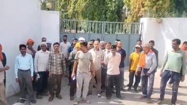चौडगरा की रोल ट्यूब फैक्ट्री में तीसरे दिन भी मजदूरों का प्रदर्शन
वेतन वृद्धि की मांग को लेकर वर्करों का धरना जारी
फतेहपुर के औद्योगिक क्षेत्र में लगातार तीसरी फैक्ट्री में श्रमिकों का विरोध प्रदर्शन
✒️रिपोर्ट नागेंद्र पांडये
फतेहपुर जिले के औद्योगिक कस्बा चौडगरा में स्थित रोल ट्यूब फैक्ट्री में मजदूरों का धरना-प्रदर्शन लगातार जारी है। मजदूरों द्वारा वेतन वृद्धि और श्रमिक हितों से जुड़ी मांगों को लेकर फैक्ट्री परिसर के बाहर विरोध प्रदर्शन किया जा रहा है। यह लगातार तीसरा दिन है जब जिले की किसी फैक्ट्री में मजदूरों ने अपनी मांगों को लेकर प्रदर्शन का रास्ता अपनाया है। इससे औद्योगिक क्षेत्र में श्रमिक असंतोष को लेकर चर्चा तेज हो गई है।
फतेहपुर जनपद के औद्योगिक क्षेत्र चौडगरा स्थित रोल ट्यूब फैक्ट्री में बुधवार को भी मजदूरों का धरना-प्रदर्शन जारी रहा। जानकारी के अनुसार बड़ी संख्या में फैक्ट्री कर्मी वेतन वृद्धि और कार्य परिस्थितियों में सुधार की मांग को लेकर फैक्ट्री प्रबंधन के खिलाफ प्रदर्शन कर रहे हैं।
प्रत्यक्षदर्शियों के मुताबिक मजदूर फैक्ट्री परिसर के बाहर एकत्र होकर अपनी मांगों के समर्थन में नारेबाजी कर रहे हैं। श्रमिकों का कहना है कि बढ़ती महंगाई के बीच वर्तमान वेतन उनके परिवार के भरण-पोषण के लिए पर्याप्त नहीं है, इसलिए वेतन संरचना में संशोधन किया जाना चाहिए।
गौरतलब है कि बीते दिनों जिले की अन्य फैक्ट्रियों में भी मजदूरों द्वारा वेतन वृद्धि की मांग को लेकर विरोध प्रदर्शन किया गया था। ऐसे में लगातार तीसरी फैक्ट्री में श्रमिक आंदोलन सामने आने से औद्योगिक क्षेत्र में श्रमिकों की समस्याओं को लेकर नई बहस शुरू हो गई है।
सूत्रों के अनुसार फैक्ट्री प्रबंधन और श्रमिक प्रतिनिधियों के बीच वार्ता की संभावनाएं तलाशी जा रही हैं, हालांकि खबर लिखे जाने तक किसी समझौते की आधिकारिक पुष्टि नहीं हो सकी थी।
वायरल फैक्ट
चौडगरा औद्योगिक क्षेत्र में लगातार तीसरे दिन तीसरी फैक्ट्री में मजदूरों के प्रदर्शन की खबर सोशल मीडिया पर तेजी से वायरल हो रही है। स्थानीय लोगों का कहना है कि यदि समय रहते श्रमिकों की समस्याओं का समाधान नहीं किया गया तो आंदोलन और व्यापक रूप ले सकता है।
प्रशासन और श्रम विभाग की भूमिका पर निगाहें
श्रमिक संगठनों का कहना है कि श्रम विभाग और संबंधित प्रशासनिक अधिकारियों को श्रमिकों तथा प्रबंधन के बीच संवाद स्थापित कर विवाद का शांतिपूर्ण समाधान निकालना चाहिए। वहीं क्षेत्र के लोग भी चाहते हैं कि औद्योगिक गतिविधियां प्रभावित हुए बिना श्रमिकों को उनका उचित अधिकार मिले।
चौडगरा की रोल ट्यूब फैक्ट्री में जारी प्रदर्शन केवल वेतन वृद्धि की मांग तक सीमित नहीं दिख रहा, बल्कि यह औद्योगिक क्षेत्र में श्रमिकों की व्यापक चिंताओं की ओर भी संकेत करता है। अब सभी की निगाहें फैक्ट्री प्रबंधन, श्रम विभाग और प्रशासन की आगामी कार्रवाई पर टिकी हैं, जिससे श्रमिकों और उद्योग दोनों के हितों के बीच संतुलन स्थापित किया जा सके।
ND NEWS की अपील
🔹 श्रमिक और प्रबंधन दोनों संवाद का रास्ता अपनाएं।
🔹 श्रम कानूनों का पूरी पारदर्शिता से पालन सुनिश्चित किया जाए।
🔹 श्रमिकों की जायज मांगों पर संवेदनशीलता के साथ विचार किया जाए।
🔹 औद्योगिक विकास और श्रमिक कल्याण दोनों समान रूप से महत्वपूर्ण हैं।
🔹 प्रशासन समयबद्ध मध्यस्थता कर विवाद का शांतिपूर्ण समाधान सुनिश्चित करे।
ND NEWS संदेश:
"मजबूत उद्योग वही है जहां श्रमिक सम्मानित हों और संवाद की संस्कृति जीवित हो। श्रमिक हित और औद्योगिक विकास एक-दूसरे के पूरक हैं, विरोधी नहीं।"
👇👇👇
#NDNews
#दैनिकनिष्पक्षधारा
#FatehpurNews
#Chaudgara
#RollTubeFactory
#WorkersProtest
#LabourRights
#IndustrialArea
#WageHike
#FatehpurIndustrialArea
#UPLabourDepartment
#NDNewsChannel
👇👇
@dgpup
@RSSorg
@UPGovt
@wpl1090
@RSSgeet
@Uppolice
@MIB_India
@PMOIndia
@HMOIndia
@abmanglik
@VHPDigital
@igrangealld
@myogioffice
@InfoDeptUP
@dmfatehpur
@sdmsadarftp
@CMOfficeUP
@CMOUP_RC
@ChiefSecyUP
@ChiefSecyUP
@MahantYogiG
@FatehpurSdm
@fatehpurpolice
@BajrangDalOrg
@112UttarPradesh
@myogiadityanath
@CommissionerPrg
@ADGZonPrayagraj
👇👇👇
🟥 ND NEWS | दैनिक निष्पक्ष धारा
मुख्य संपादक / संस्थापक: राजन सिंह हाड़ा
सह-संपादक: शालिनी सिंह भदौरिया
📍 कार्यालय-3: U158, हीरा स्वीट्स के पास, विकास मार्ग, लक्ष्मी नगर, पूर्वी दिल्ली 110092 (NCR)
📍 कार्यालय-2: विधानसभा रोड, बर्लिंगटन चौराहा, लखनऊ – 226001 (UP)
📍 कार्यालय-1: 1/1अटल बिहारी चौराहा, नियर बर्मा चौराहा, फतेहपुर – 212601 (UP)
📅 दिनांक: 10 जून 2026
📆 दिन: बुधवार
📞 मोबाइल: 9696119696