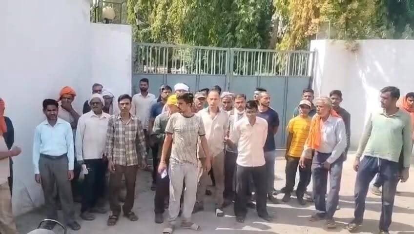 चौडगरा की रोल ट्यूब फैक्ट्री में तीसरे दिन भी मजदूरों का प्रदर्शन
वेतन वृद्धि की मांग को लेकर वर्करों का धरना जारी
फतेहपुर के औद्योगिक क्षेत्र में लगातार तीसरी फैक्ट्री में श्रमिकों का विरोध प्रदर्शन
✒️रिपोर्ट नागेंद्र पांडये
फतेहपुर जिले के औद्योगिक कस्बा चौडगरा में स्थित रोल ट्यूब फैक्ट्री में मजदूरों का धरना-प्रदर्शन लगातार जारी है। मजदूरों द्वारा वेतन वृद्धि और श्रमिक हितों से जुड़ी मांगों को लेकर फैक्ट्री परिसर के बाहर विरोध प्रदर्शन किया जा रहा है। यह लगातार तीसरा दिन है जब जिले की किसी फैक्ट्री में मजदूरों ने अपनी मांगों को लेकर प्रदर्शन का रास्ता अपनाया है। इससे औद्योगिक क्षेत्र में श्रमिक असंतोष को लेकर चर्चा तेज हो गई है।
फतेहपुर जनपद के औद्योगिक क्षेत्र चौडगरा स्थित रोल ट्यूब फैक्ट्री में बुधवार को भी मजदूरों का धरना-प्रदर्शन जारी रहा। जानकारी के अनुसार बड़ी संख्या में फैक्ट्री कर्मी वेतन वृद्धि और कार्य परिस्थितियों में सुधार की मांग को लेकर फैक्ट्री प्रबंधन के खिलाफ प्रदर्शन कर रहे हैं।
प्रत्यक्षदर्शियों के मुताबिक मजदूर फैक्ट्री परिसर के बाहर एकत्र होकर अपनी मांगों के समर्थन में नारेबाजी कर रहे हैं। श्रमिकों का कहना है कि बढ़ती महंगाई के बीच वर्तमान वेतन उनके परिवार के भरण-पोषण के लिए पर्याप्त नहीं है, इसलिए वेतन संरचना में संशोधन किया जाना चाहिए।
गौरतलब है कि बीते दिनों जिले की अन्य फैक्ट्रियों में भी मजदूरों द्वारा वेतन वृद्धि की मांग को लेकर विरोध प्रदर्शन किया गया था। ऐसे में लगातार तीसरी फैक्ट्री में श्रमिक आंदोलन सामने आने से औद्योगिक क्षेत्र में श्रमिकों की समस्याओं को लेकर नई बहस शुरू हो गई है।
सूत्रों के अनुसार फैक्ट्री प्रबंधन और श्रमिक प्रतिनिधियों के बीच वार्ता की संभावनाएं तलाशी जा रही हैं, हालांकि खबर लिखे जाने तक किसी समझौते की आधिकारिक पुष्टि नहीं हो सकी थी।
वायरल फैक्ट
चौडगरा औद्योगिक क्षेत्र में लगातार तीसरे दिन तीसरी फैक्ट्री में मजदूरों के प्रदर्शन की खबर सोशल मीडिया पर तेजी से वायरल हो रही है। स्थानीय लोगों का कहना है कि यदि समय रहते श्रमिकों की समस्याओं का समाधान नहीं किया गया तो आंदोलन और व्यापक रूप ले सकता है।
प्रशासन और श्रम विभाग की भूमिका पर निगाहें
श्रमिक संगठनों का कहना है कि श्रम विभाग और संबंधित प्रशासनिक अधिकारियों को श्रमिकों तथा प्रबंधन के बीच संवाद स्थापित कर विवाद का शांतिपूर्ण समाधान निकालना चाहिए। वहीं क्षेत्र के लोग भी चाहते हैं कि औद्योगिक गतिविधियां प्रभावित हुए बिना श्रमिकों को उनका उचित अधिकार मिले।
चौडगरा की रोल ट्यूब फैक्ट्री में जारी प्रदर्शन केवल वेतन वृद्धि की मांग तक सीमित नहीं दिख रहा, बल्कि यह औद्योगिक क्षेत्र में श्रमिकों की व्यापक चिंताओं की ओर भी संकेत करता है। अब सभी की निगाहें फैक्ट्री प्रबंधन, श्रम विभाग और प्रशासन की आगामी कार्रवाई पर टिकी हैं, जिससे श्रमिकों और उद्योग दोनों के हितों के बीच संतुलन स्थापित किया जा सके।
ND NEWS की अपील
🔹 श्रमिक और प्रबंधन दोनों संवाद का रास्ता अपनाएं।
🔹 श्रम कानूनों का पूरी पारदर्शिता से पालन सुनिश्चित किया जाए।
🔹 श्रमिकों की जायज मांगों पर संवेदनशीलता के साथ विचार किया जाए।
🔹 औद्योगिक विकास और श्रमिक कल्याण दोनों समान रूप से महत्वपूर्ण हैं।
🔹 प्रशासन समयबद्ध मध्यस्थता कर विवाद का शांतिपूर्ण समाधान सुनिश्चित करे।
ND NEWS संदेश:
"मजबूत उद्योग वही है जहां श्रमिक सम्मानित हों और संवाद की संस्कृति जीवित हो। श्रमिक हित और औद्योगिक विकास एक-दूसरे के पूरक हैं, विरोधी नहीं।"
👇👇👇
#NDNews
#दैनिकनिष्पक्षधारा
#FatehpurNews
#Chaudgara
#RollTubeFactory
#WorkersProtest
#LabourRights
#IndustrialArea
#WageHike
#FatehpurIndustrialArea
#UPLabourDepartment
#NDNewsChannel
👇👇
@dgpup
@RSSorg
@UPGovt
@wpl1090
@RSSgeet
@Uppolice
@MIB_India
@PMOIndia
@HMOIndia
@abmanglik
@VHPDigital
@igrangealld
@myogioffice
@InfoDeptUP
@dmfatehpur
@sdmsadarftp
@CMOfficeUP
@CMOUP_RC
@ChiefSecyUP
@ChiefSecyUP
@MahantYogiG
@FatehpurSdm
@fatehpurpolice
@BajrangDalOrg
@112UttarPradesh
@myogiadityanath
@CommissionerPrg
@ADGZonPrayagraj
👇👇👇
🟥 ND NEWS | दैनिक निष्पक्ष धारा
मुख्य संपादक / संस्थापक: राजन सिंह हाड़ा
सह-संपादक: शालिनी सिंह भदौरिया
📍 कार्यालय-3: U158, हीरा स्वीट्स के पास, विकास मार्ग, लक्ष्मी नगर, पूर्वी दिल्ली 110092 (NCR)
📍 कार्यालय-2: विधानसभा रोड, बर्लिंगटन चौराहा, लखनऊ – 226001 (UP)
📍 कार्यालय-1: 1/1अटल बिहारी चौराहा, नियर बर्मा चौराहा, फतेहपुर – 212601 (UP)
📅 दिनांक: 10 जून 2026
📆 दिन: बुधवार
📞 मोबाइल: 9696119696