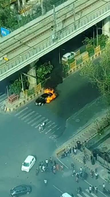 चलती कार बनी आग का गोला
नोएडा के रजनीगंधा चौक पर चलती कार में लगी भीषण आग
चालक ने समय रहते कूदकर बचाई जान।
कुछ ही मिनटों में धू-धू कर जल गयी गाड़ी
#Noida #BreakingNews #CarFire #RajnigandhaChowk #Sector16 #NoidaNews #FireIncident https://t.co/UtBpq4p7Ac