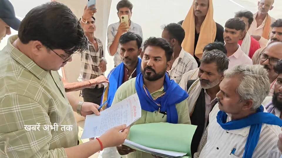 विनोदपुर तियरा गांव में डॉ. आंबेडकर की प्रतिमा लगाने की मांग, कलेक्ट्रेट पहुंचे ग्रामीण
#विनोदपुर_तियरा #डॉ_आंबेडकर_प्रतिमा #कलेक्ट्रेट_प्रदर्शन #ग्रामीणों_की_मांग #सामाजिक_न्याय