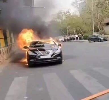 नोएडा सेक्टर-16 के पास चलती कार में लगी भीषण आग, मची अफरा-तफरी 🚗🔥
#Noida #NoidaNews #Sector16Noida #CarFire #BreakingNews #FireIncident #NoidaUpdates #GreaterNoida #NCRNews #UttarPradesh #RoadSafety #ViralNews #NewsUpdate #DelhiNCR #NCRExpressNews #HindiNews #LatestNews #Emergency #FireBrigade #TrafficUpdate