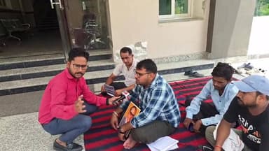 ब्लॉक प्रमुख के खिलाफ धरने पर बैठे. BDC मेंबर.. क्या हुआ सुनिए..
Rajesh Shukla Rajkumar Thukral Udham Singh Nagar Police Uttarakhand Indian National Congress BJP Uttarakhand Pushkar Singh Dhami Vikas Sharma Tilak Raj Behar
#kicchasudeep #rudrapur #uttarakhand