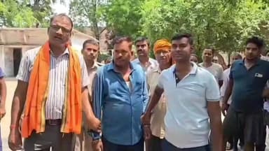 बेलागंज में विजिलेंस का बड़ा एक्शन: 9 हजार घूस लेते चौकीदार रंगे हाथ गिरफ्तार
गया जिले के बेलागंज थाना क्षेत्र में निगरानी अन्वेषण ब्यूरो ने भ्रष्टाचार के खिलाफ बड़ी कार्रवाई की है। विजिलेंस टीम ने चौकीदार मनीष कुमार को 9 हजार रुपये रिश्वत लेते रंगे हाथ गिरफ्तार कर लिया। मामले के तार थाने के एक ASI से भी जुड़े हैं, जिस पर कार्रवाई की तैयारी है।
#Gaya #Belaganj #Vigilance #BribeCase #BiharNews #Corruption #GayaPolice #BreakingNews